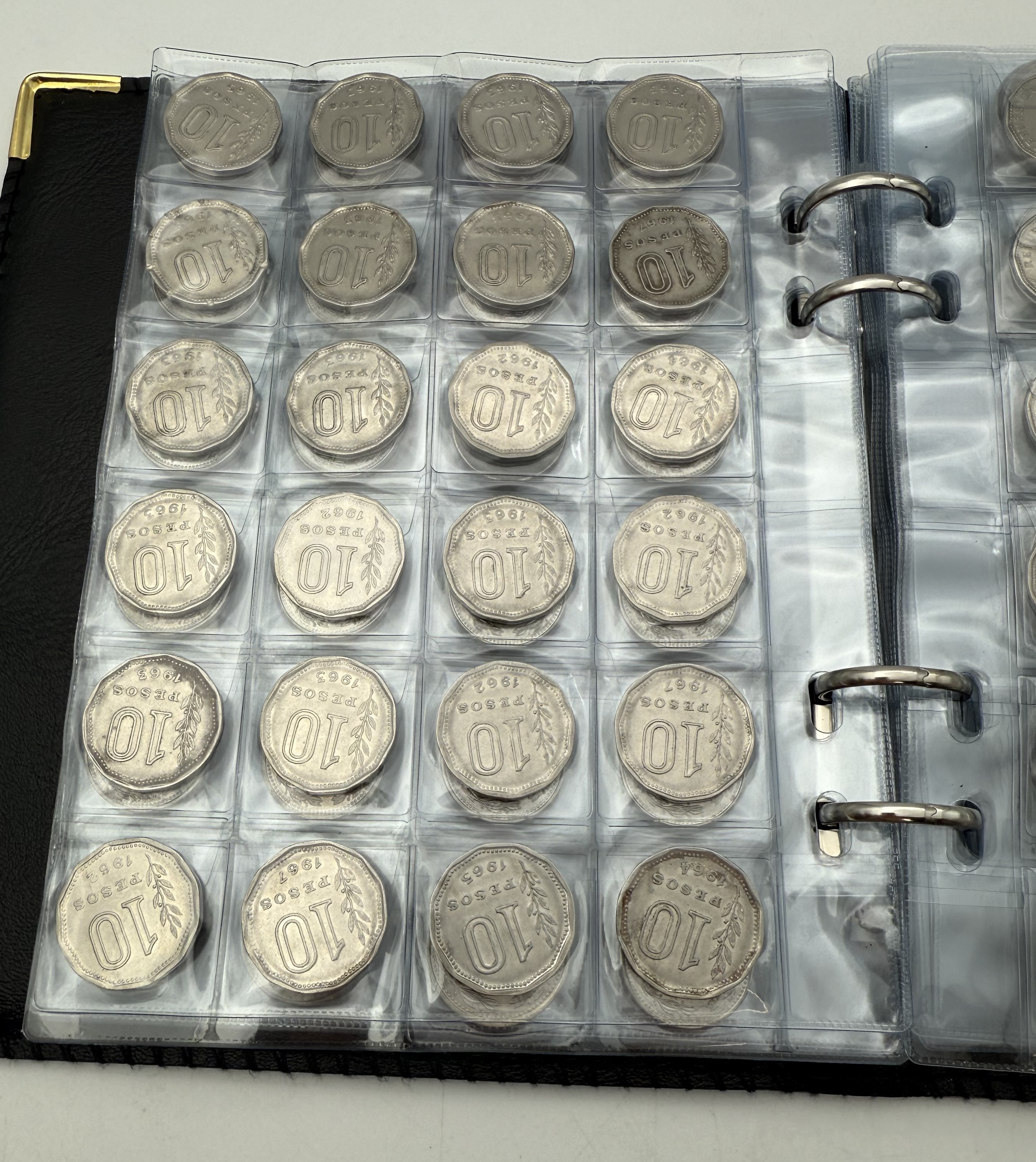 Argentina - A collection of several hundred coins arranged in a special coin album, various conditions and years - 1 3