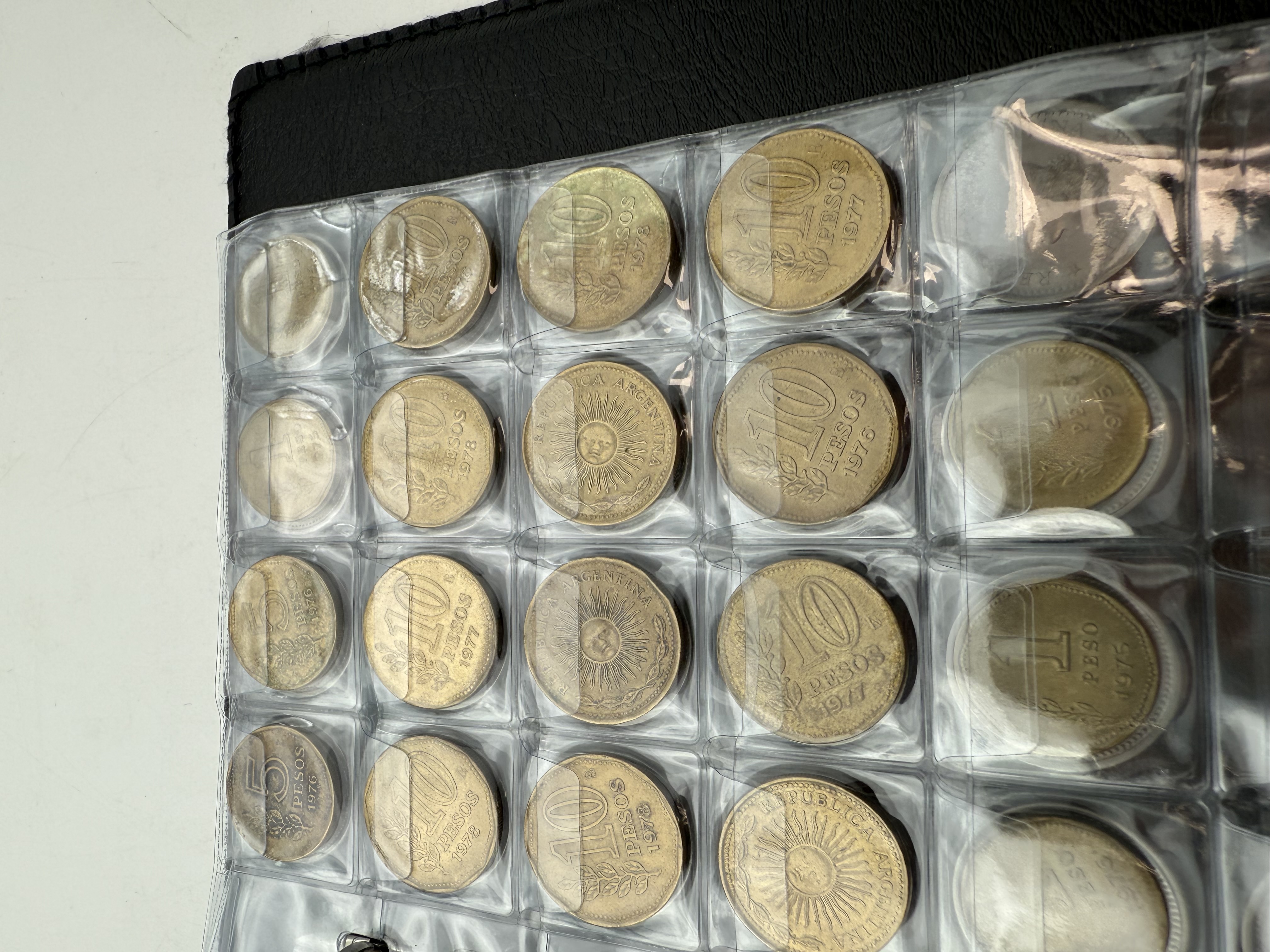 Argentina - A collection of several hundred coins arranged in a special coin album, various conditions and years - 1 21
