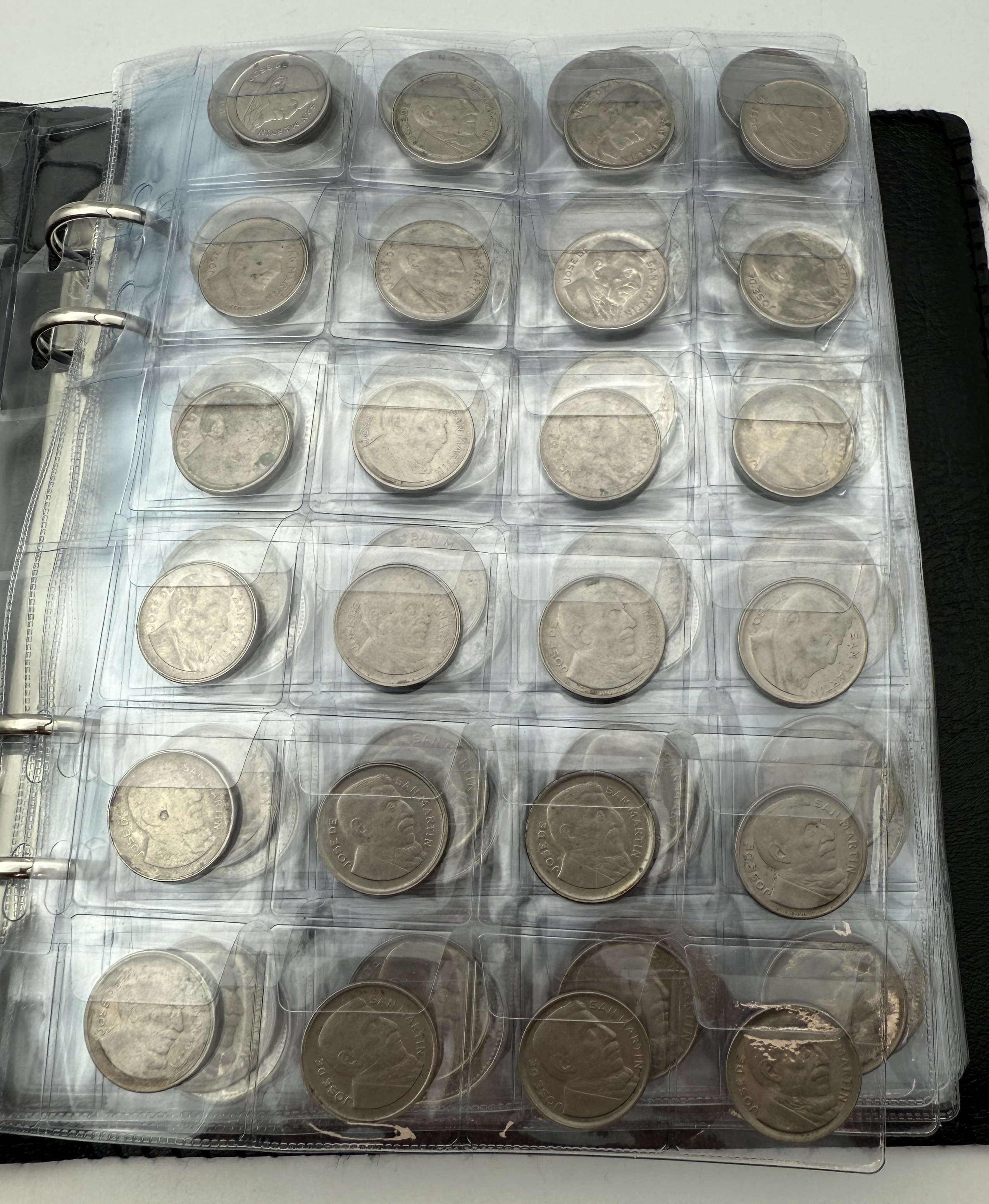 Argentina - A collection of several hundred coins arranged in a special coin album, various conditions and years - 1 28