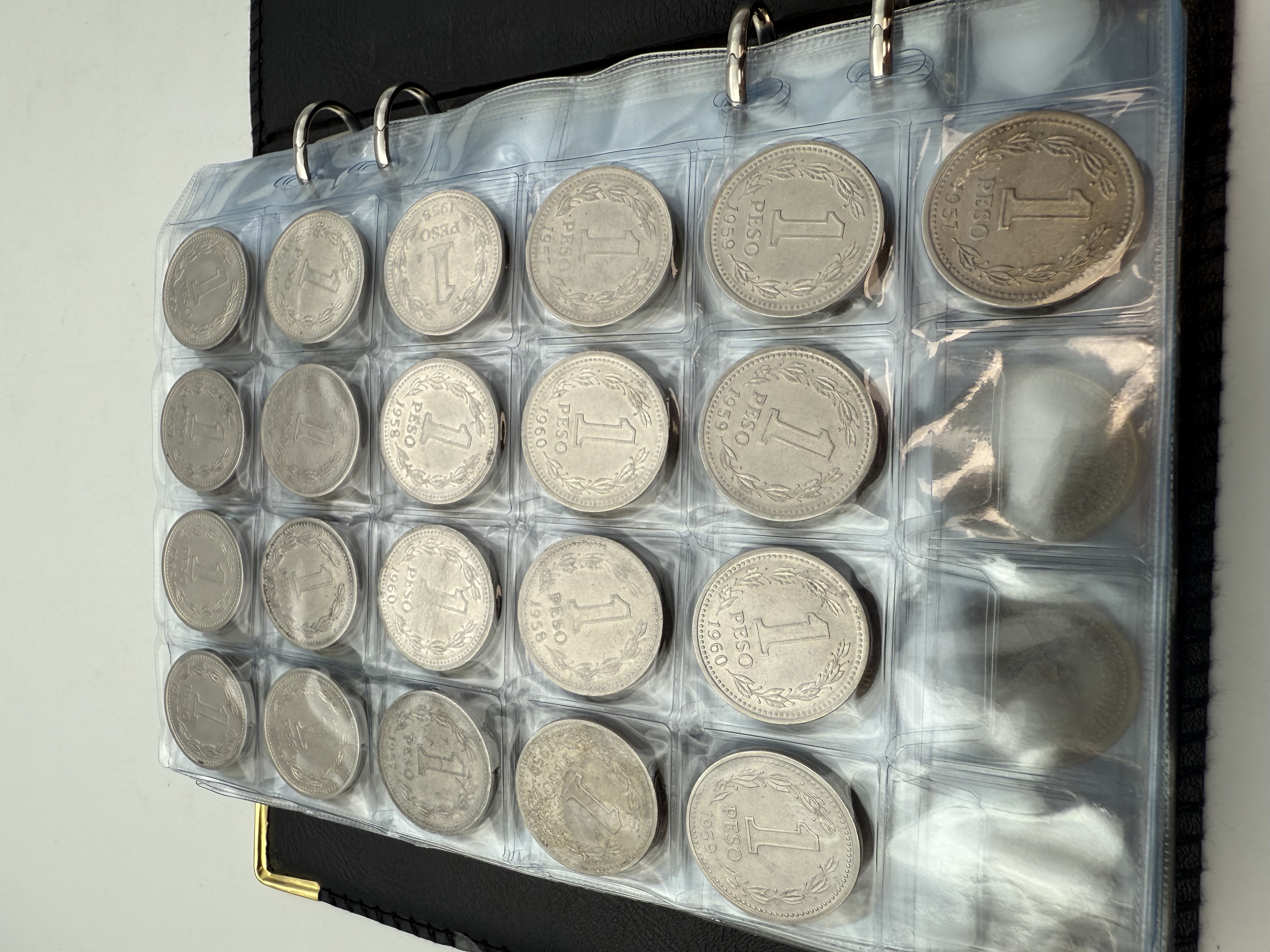 Argentina - A collection of several hundred coins arranged in a special coin album, various conditions and years - 1 27