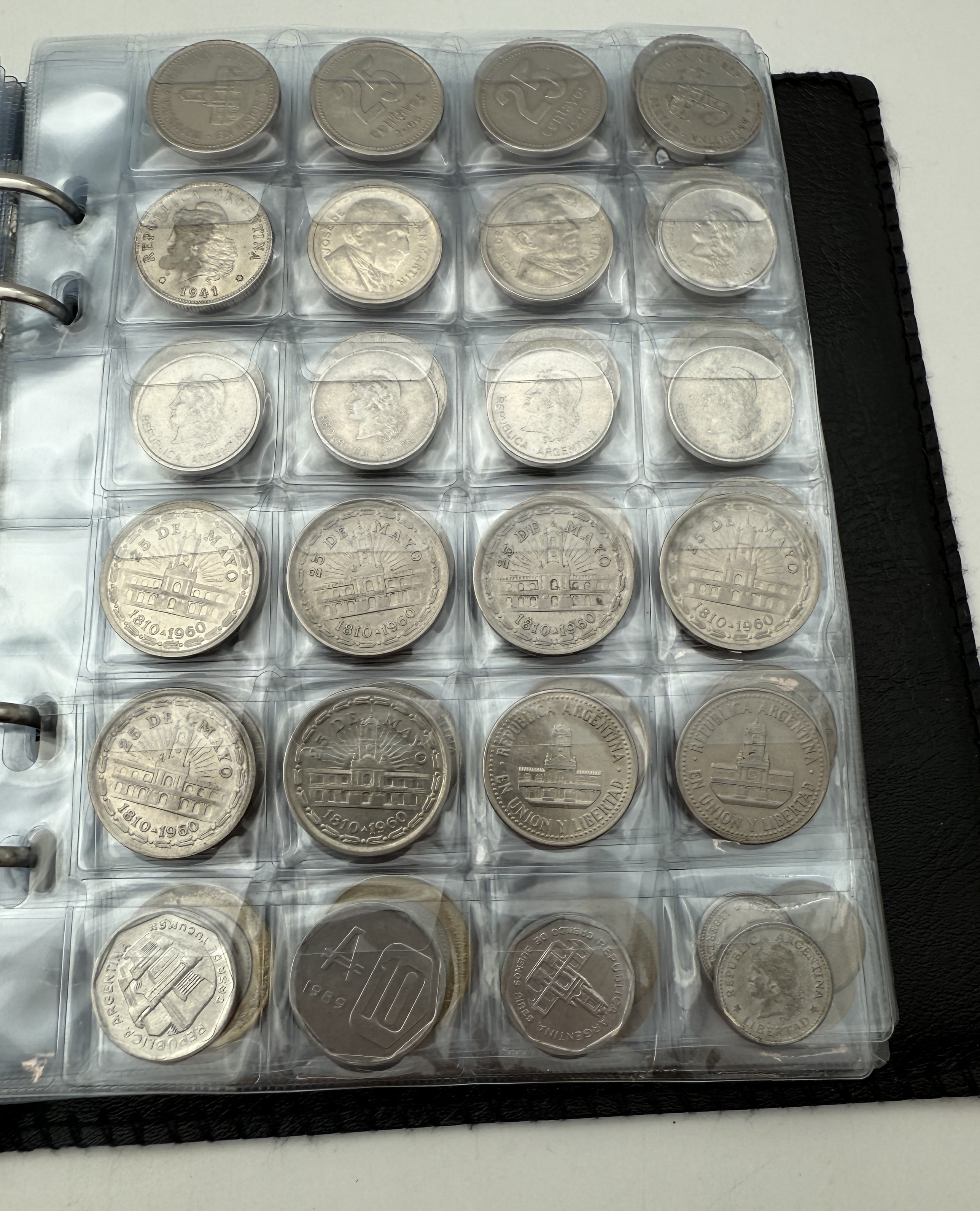 Argentina - A collection of several hundred coins arranged in a special coin album, various conditions and years - 1 4