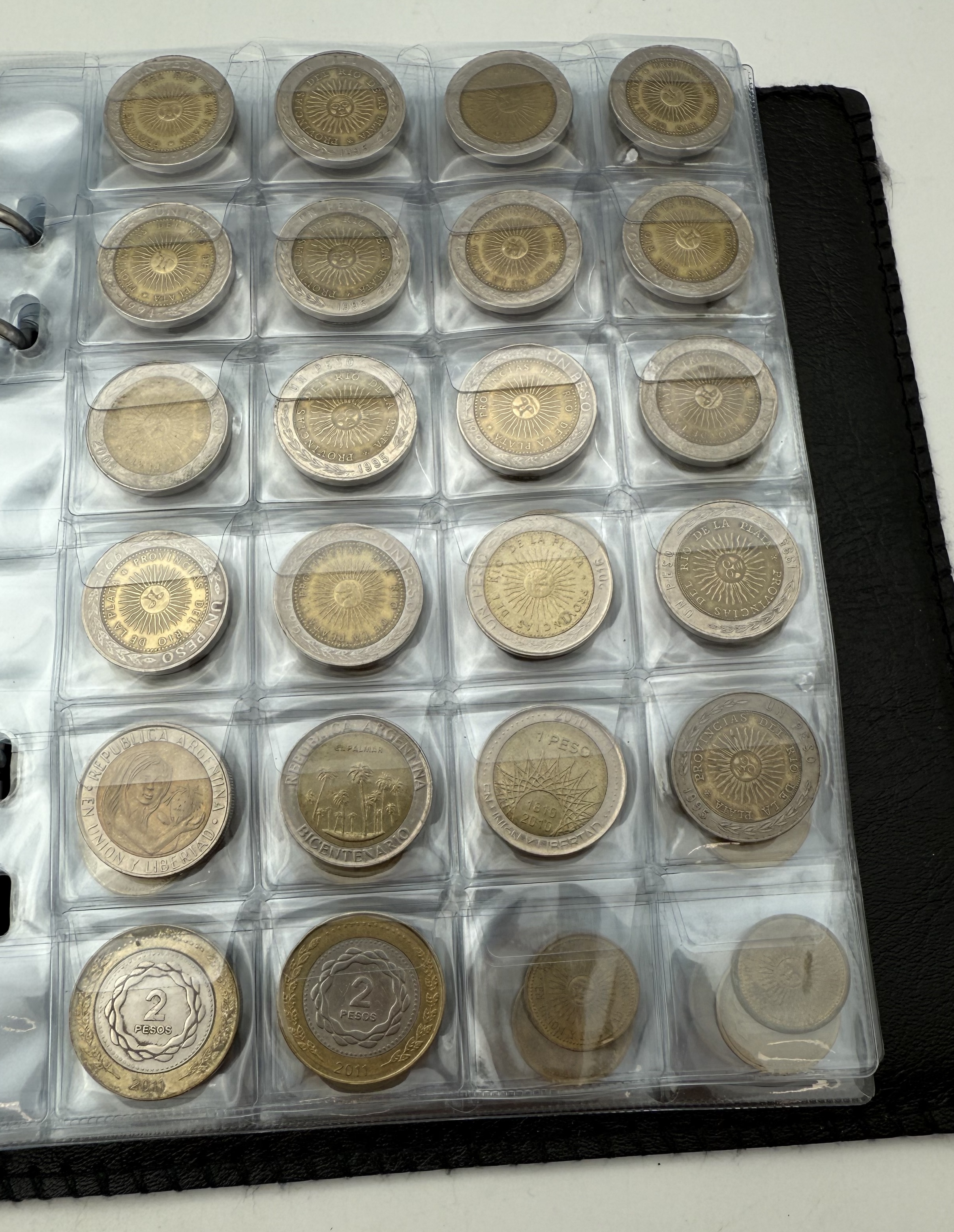 Argentina - A collection of several hundred coins arranged in a special coin album, various conditions and years - 1 6