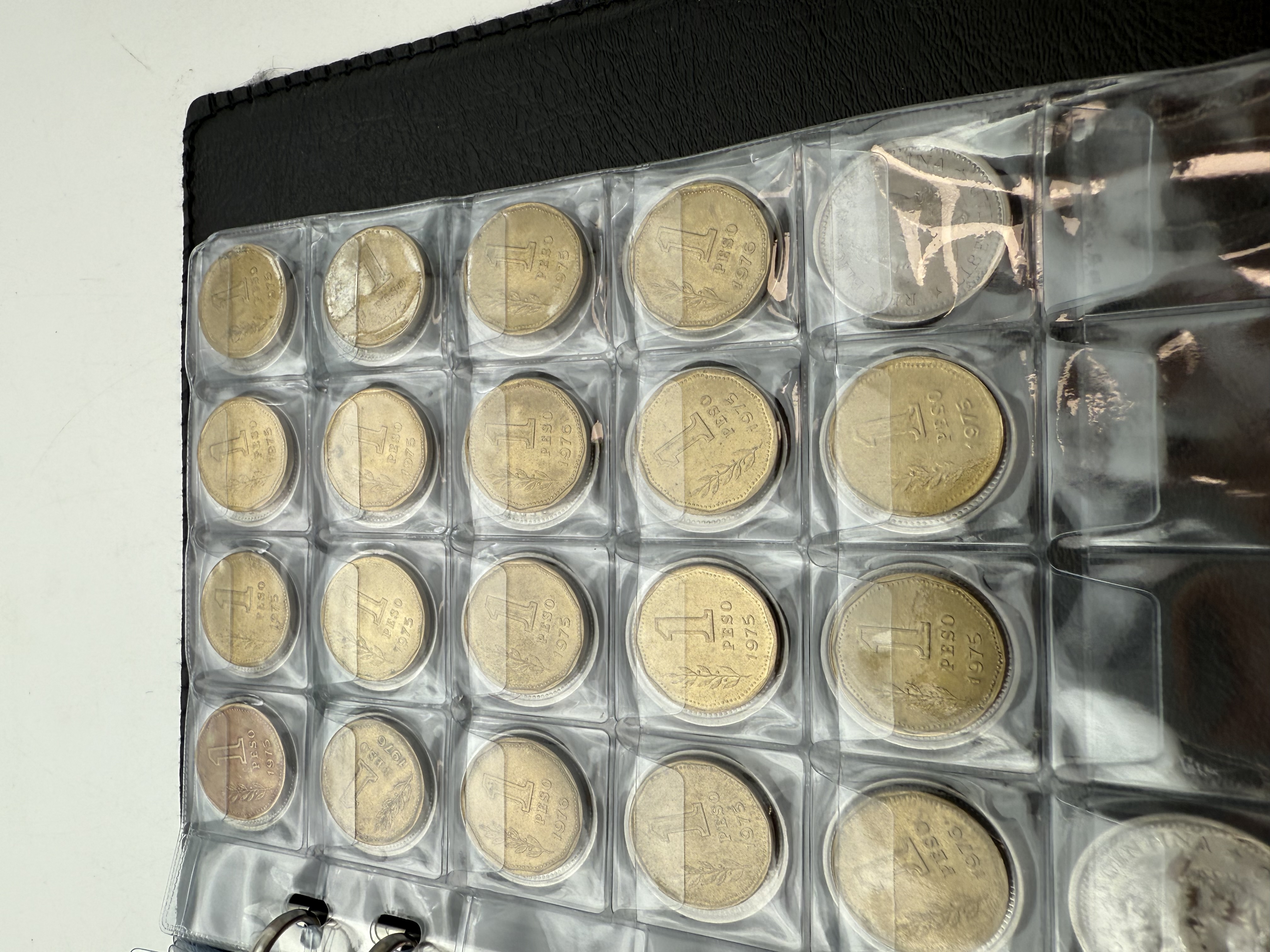 Argentina - A collection of several hundred coins arranged in a special coin album, various conditions and years - 1 24