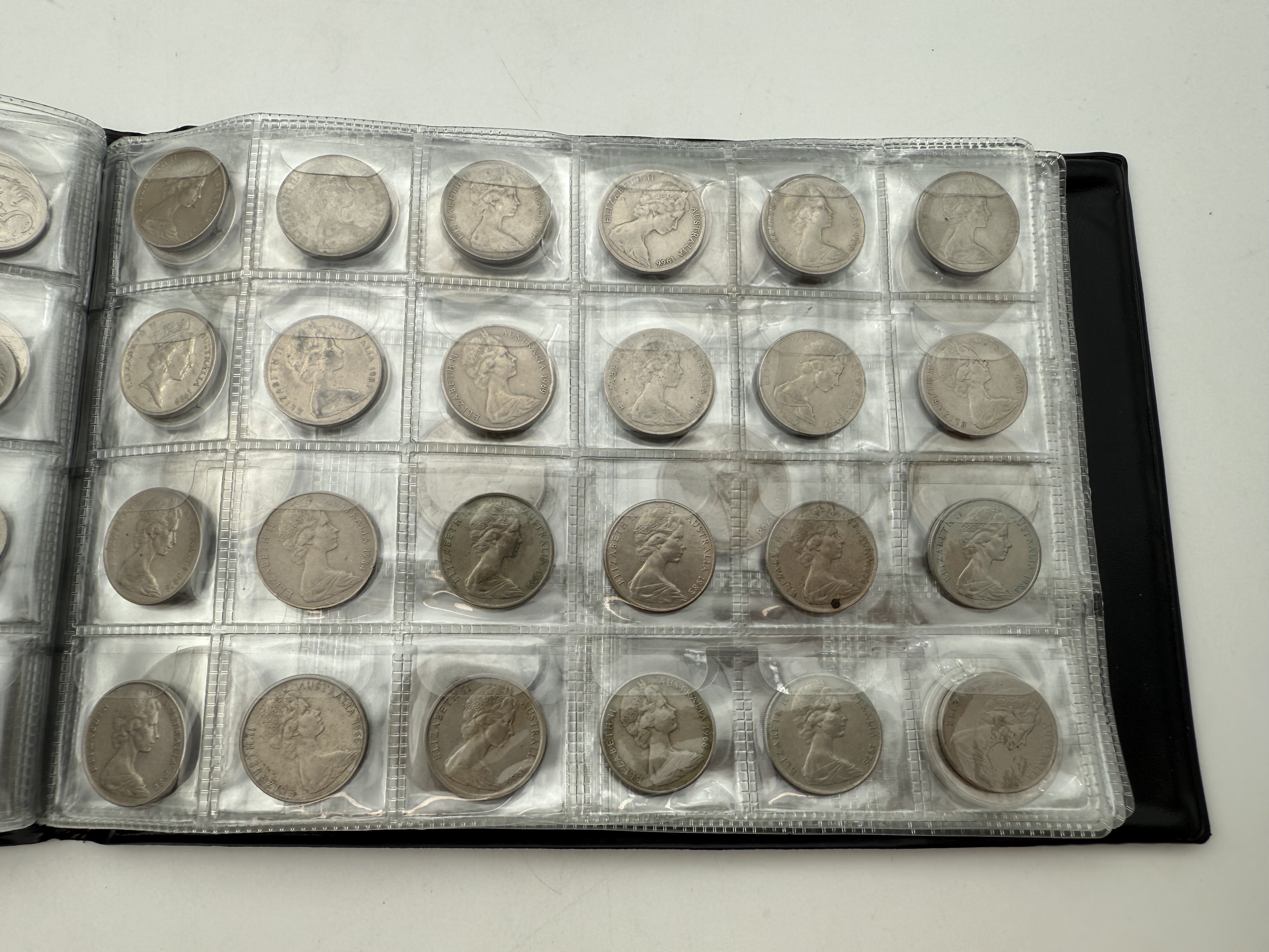 Bulgaria / Australia - A collection of several hundred coins arranged in a special coin album, various conditions ... - 1 9