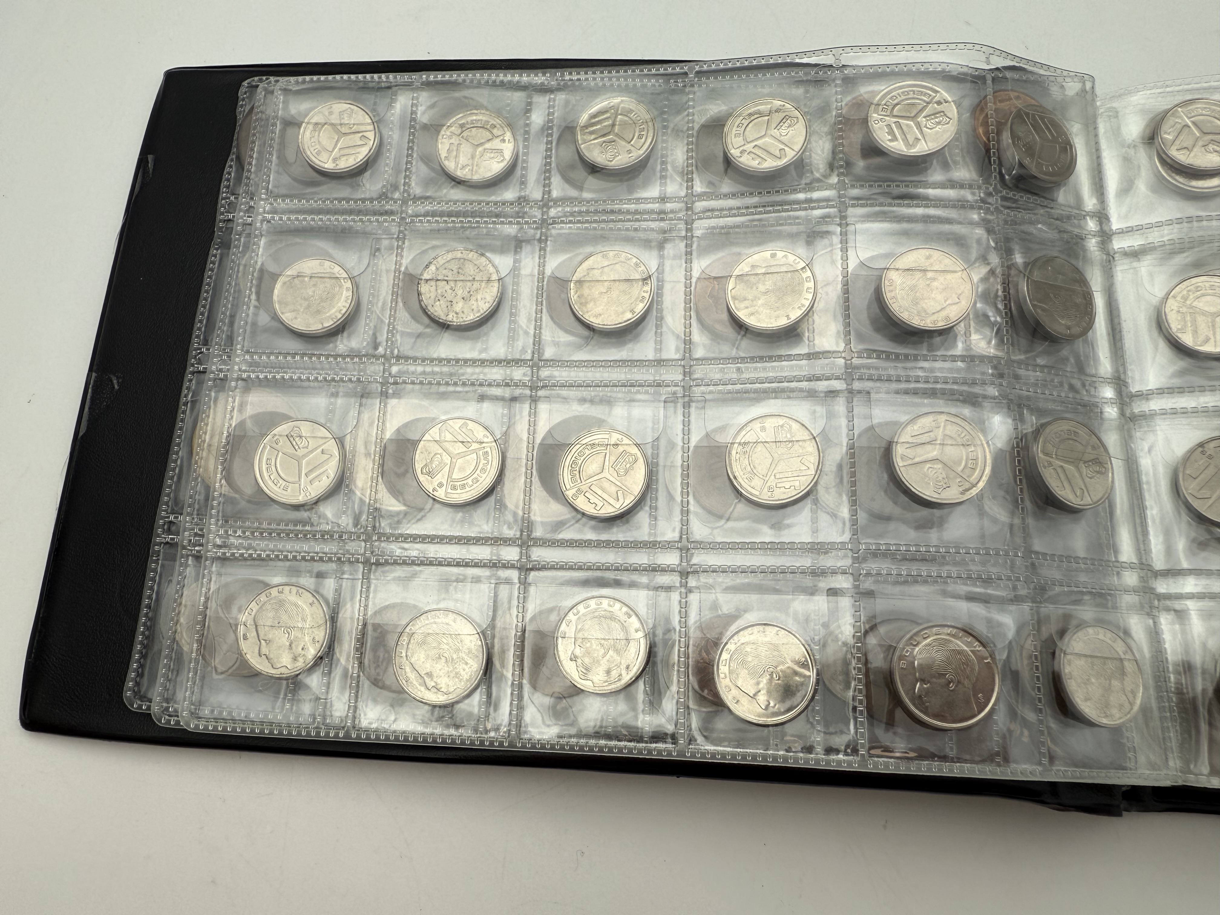 Belgium - A collection of several hundred coins arranged in a special coin album, various conditions and years - 1 32