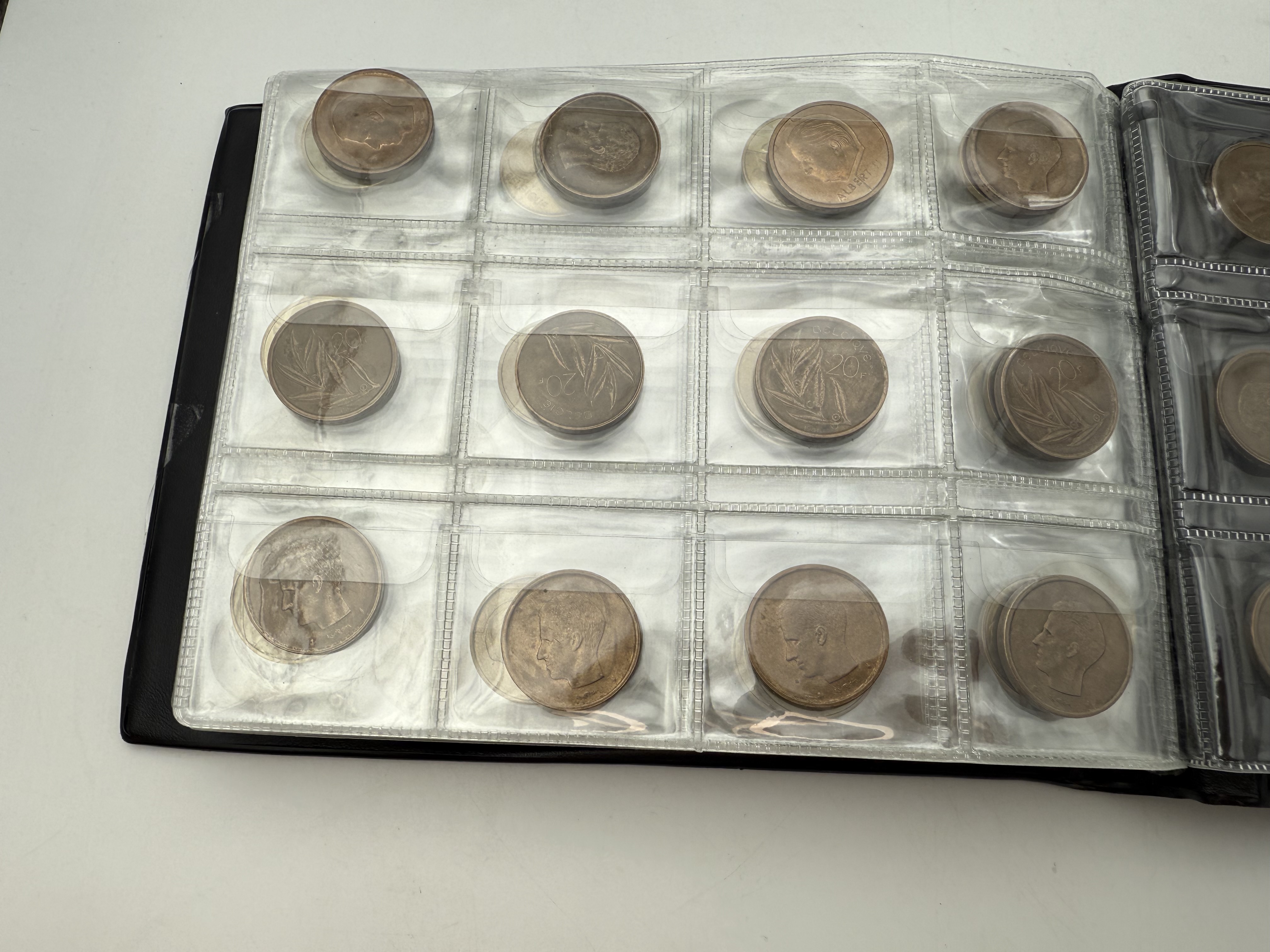 Belgium - A collection of several hundred coins arranged in a special coin album, various conditions and years - 1 24