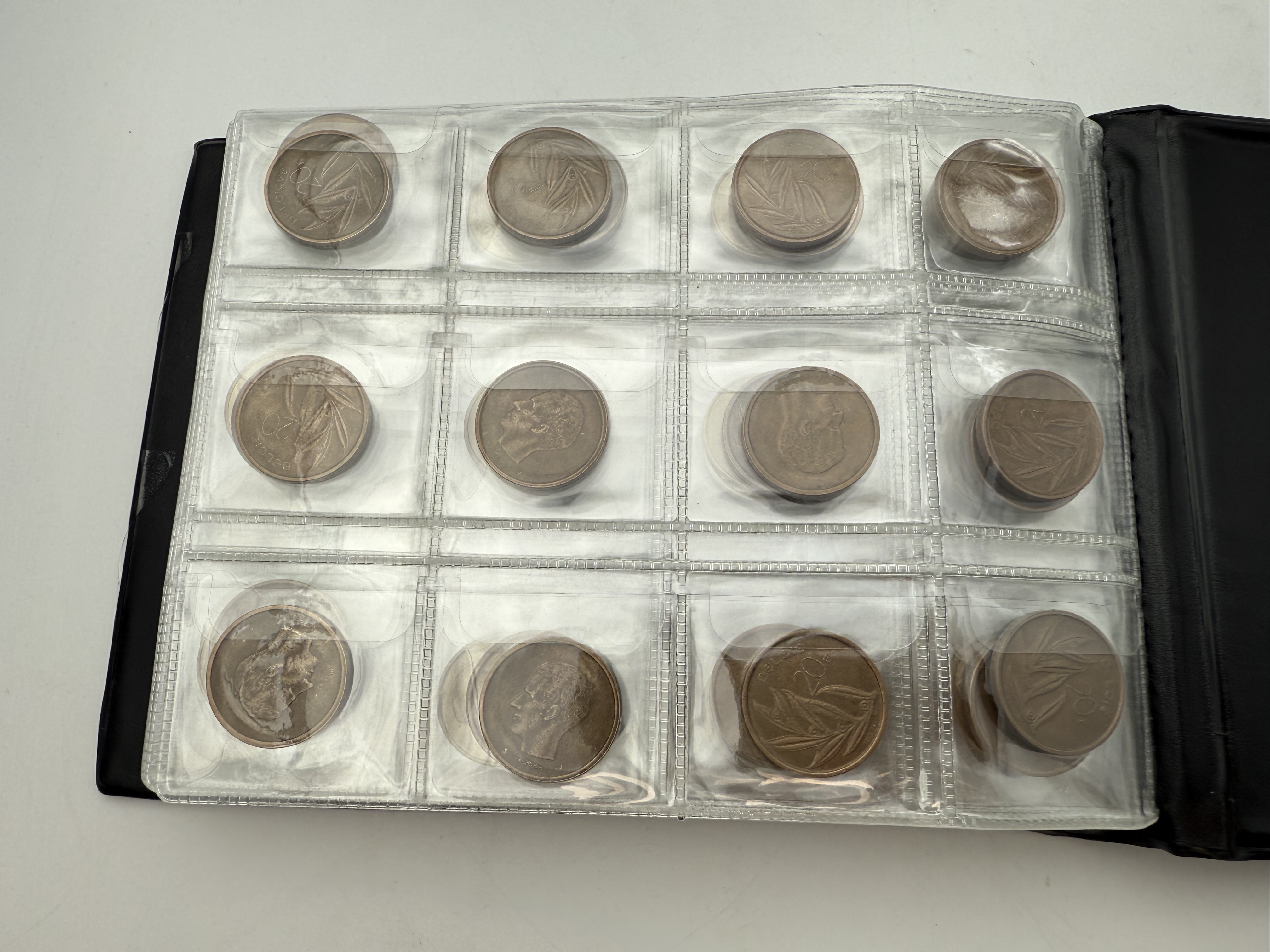 Belgium - A collection of several hundred coins arranged in a special coin album, various conditions and years - 1 26