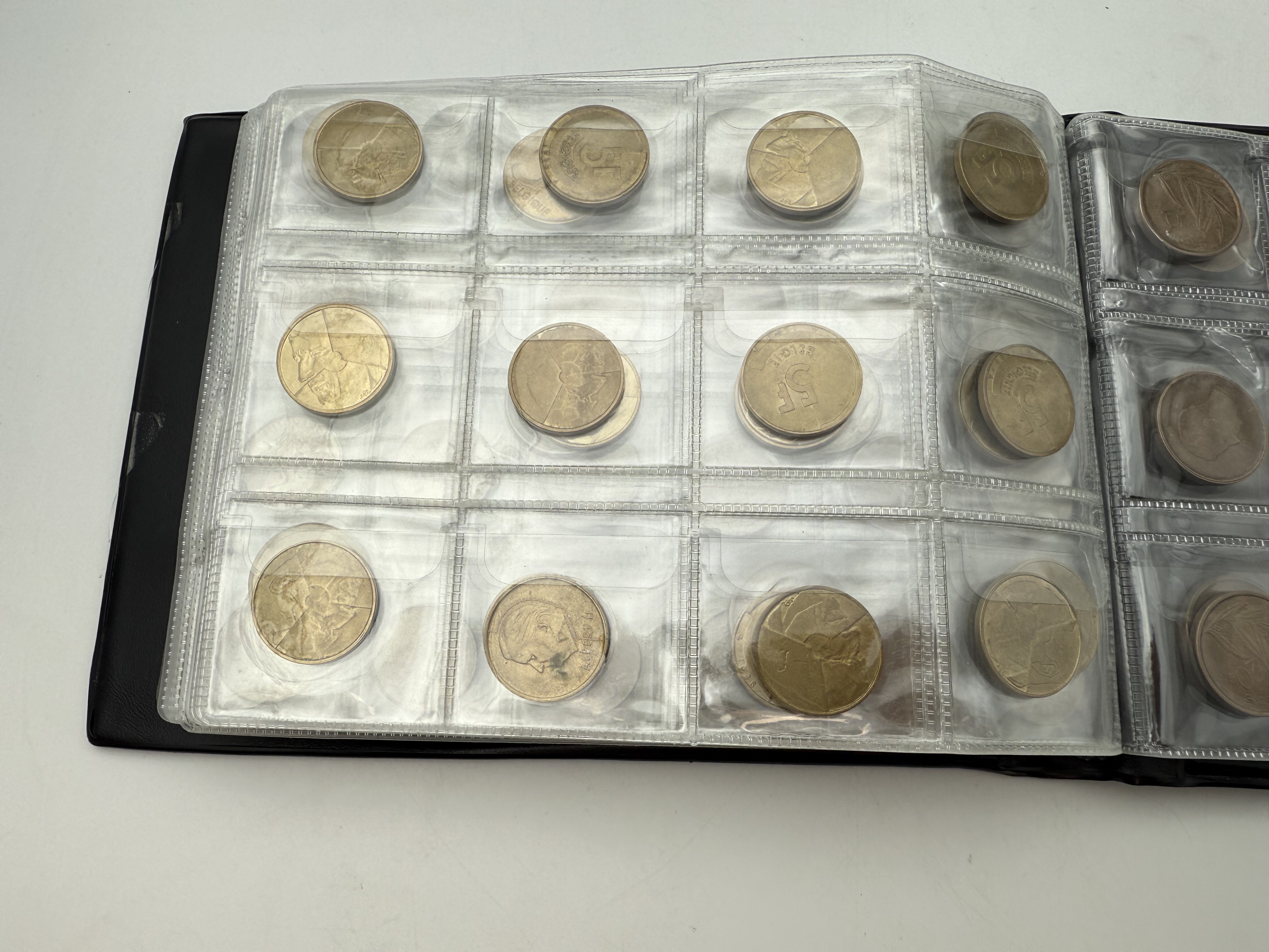 Belgium - A collection of several hundred coins arranged in a special coin album, various conditions and years - 1 21