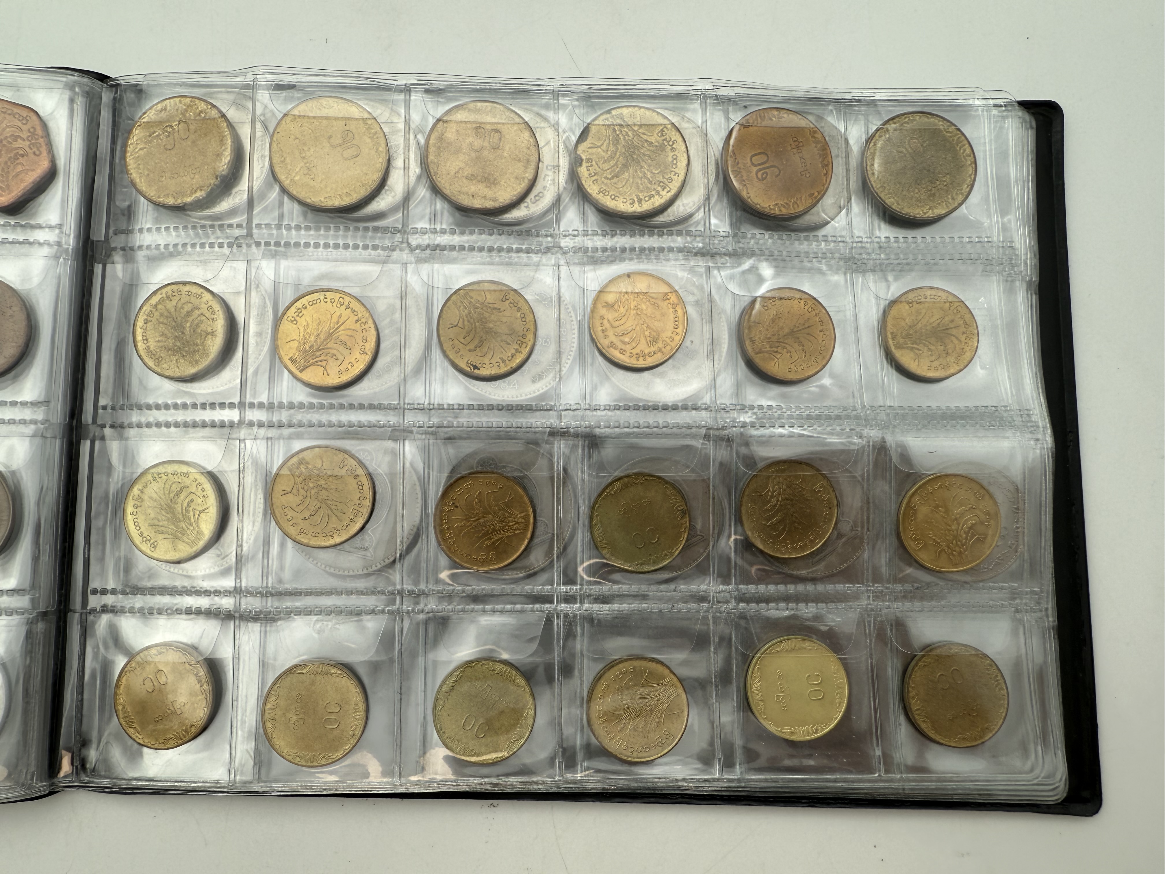 Burma / Myanmar - a collection of several hundred coins arranged in a special coin album, various conditions and years - 1 1