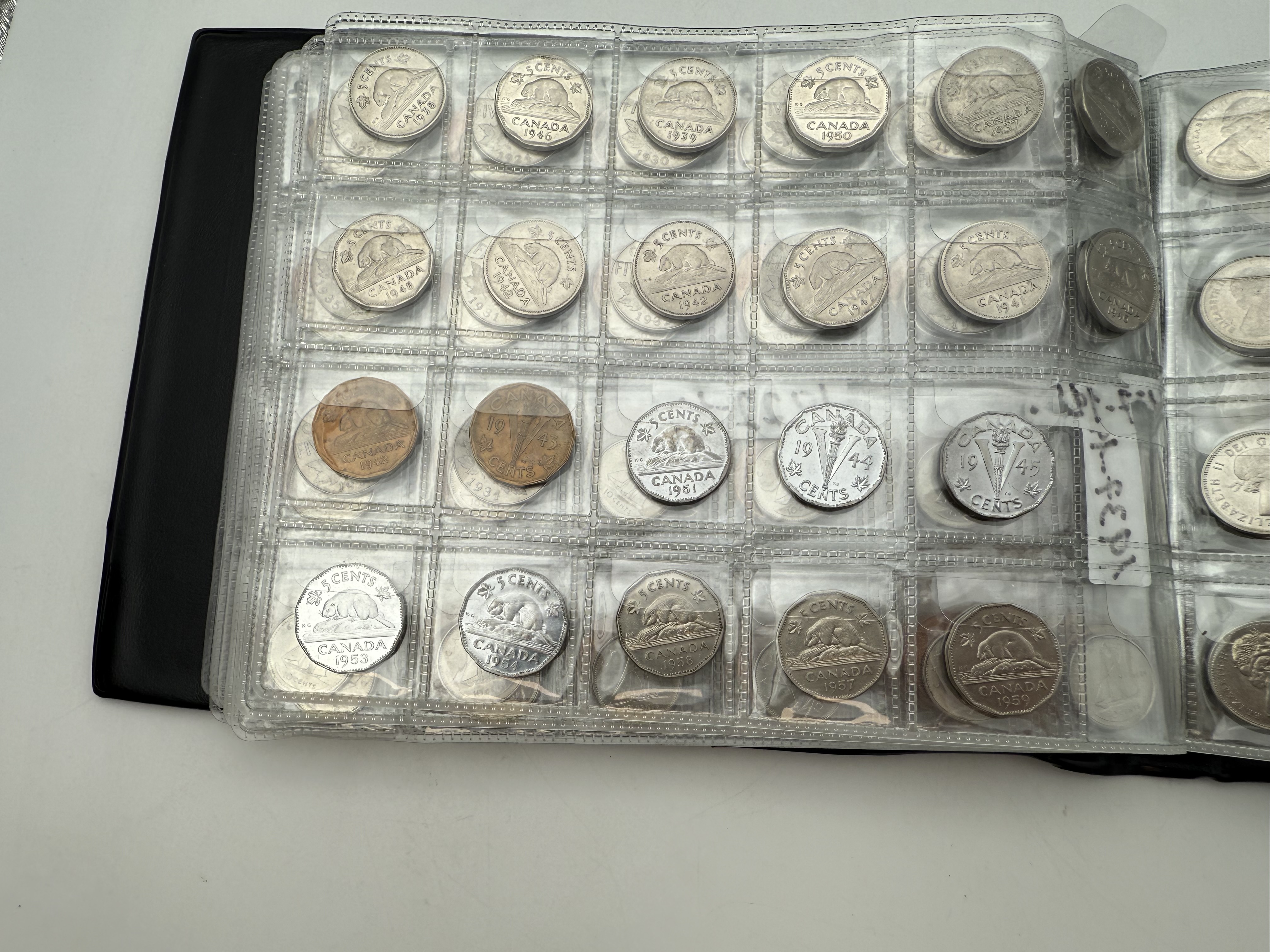 Canada - A collection of several hundred coins arranged in a special coin album, various conditions and years - 1 10