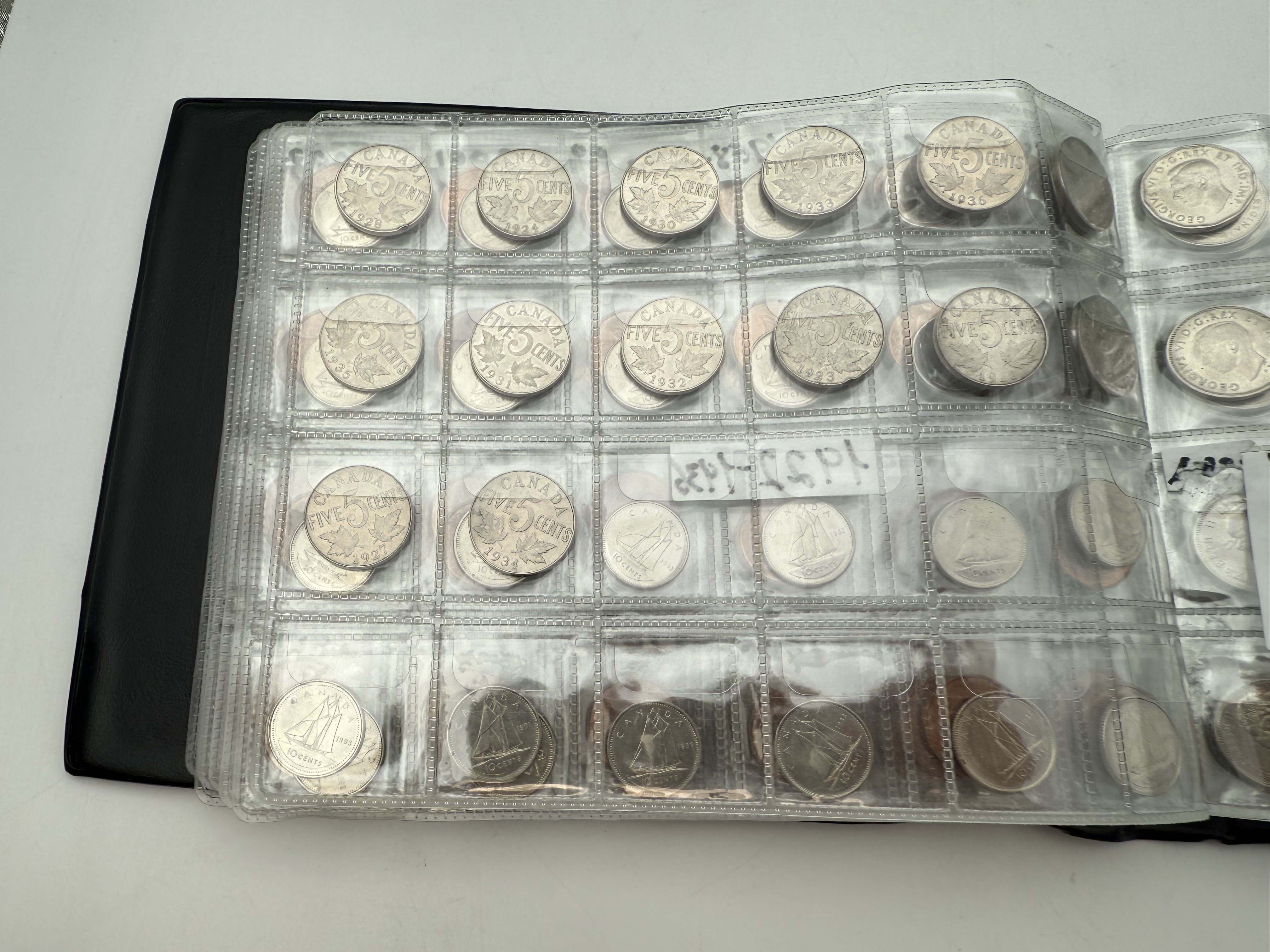 Canada - A collection of several hundred coins arranged in a special coin album, various conditions and years - 1 8