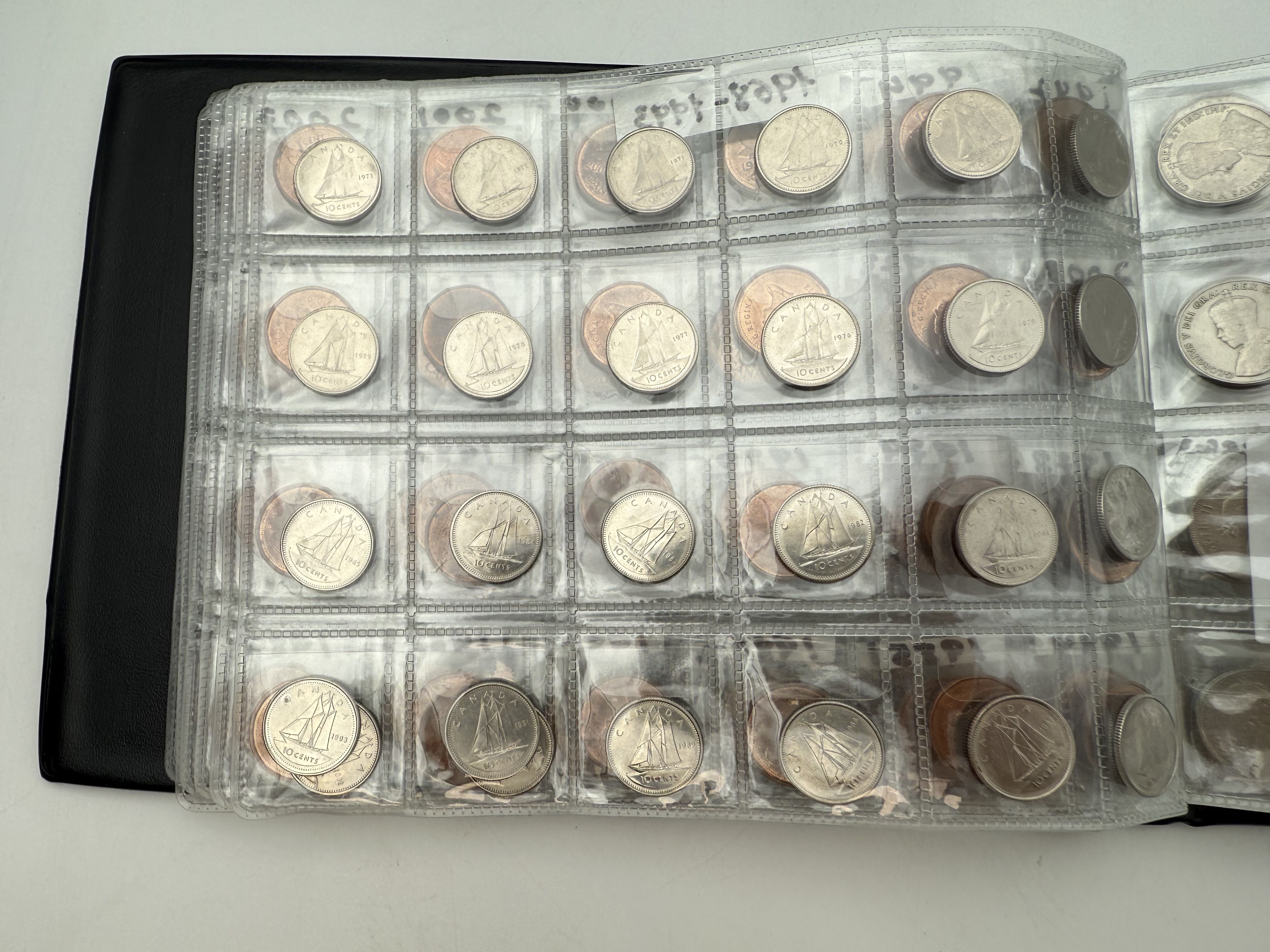 Canada - A collection of several hundred coins arranged in a special coin album, various conditions and years - 1 6