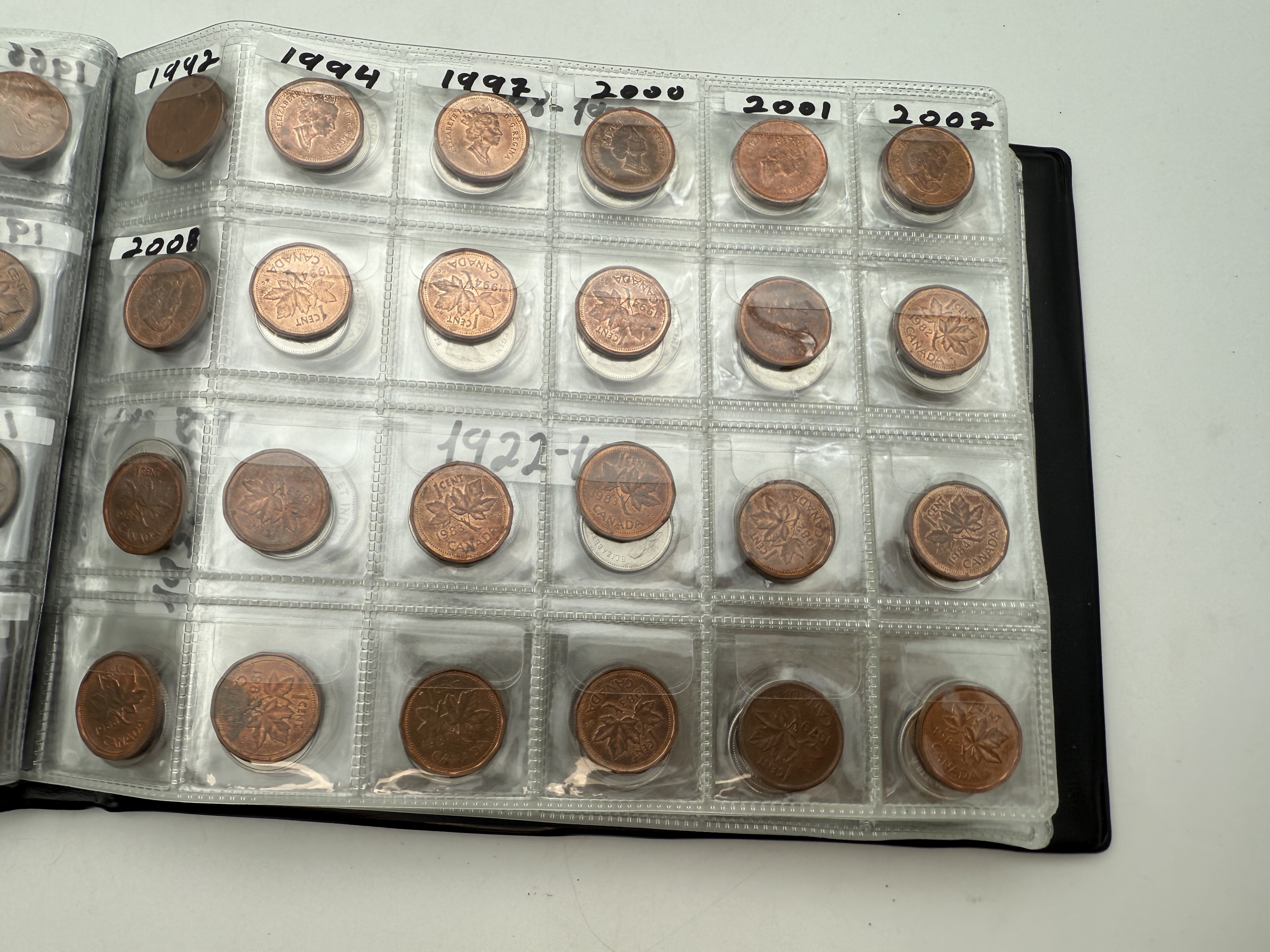 Canada - A collection of several hundred coins arranged in a special coin album, various conditions and years - 1 3
