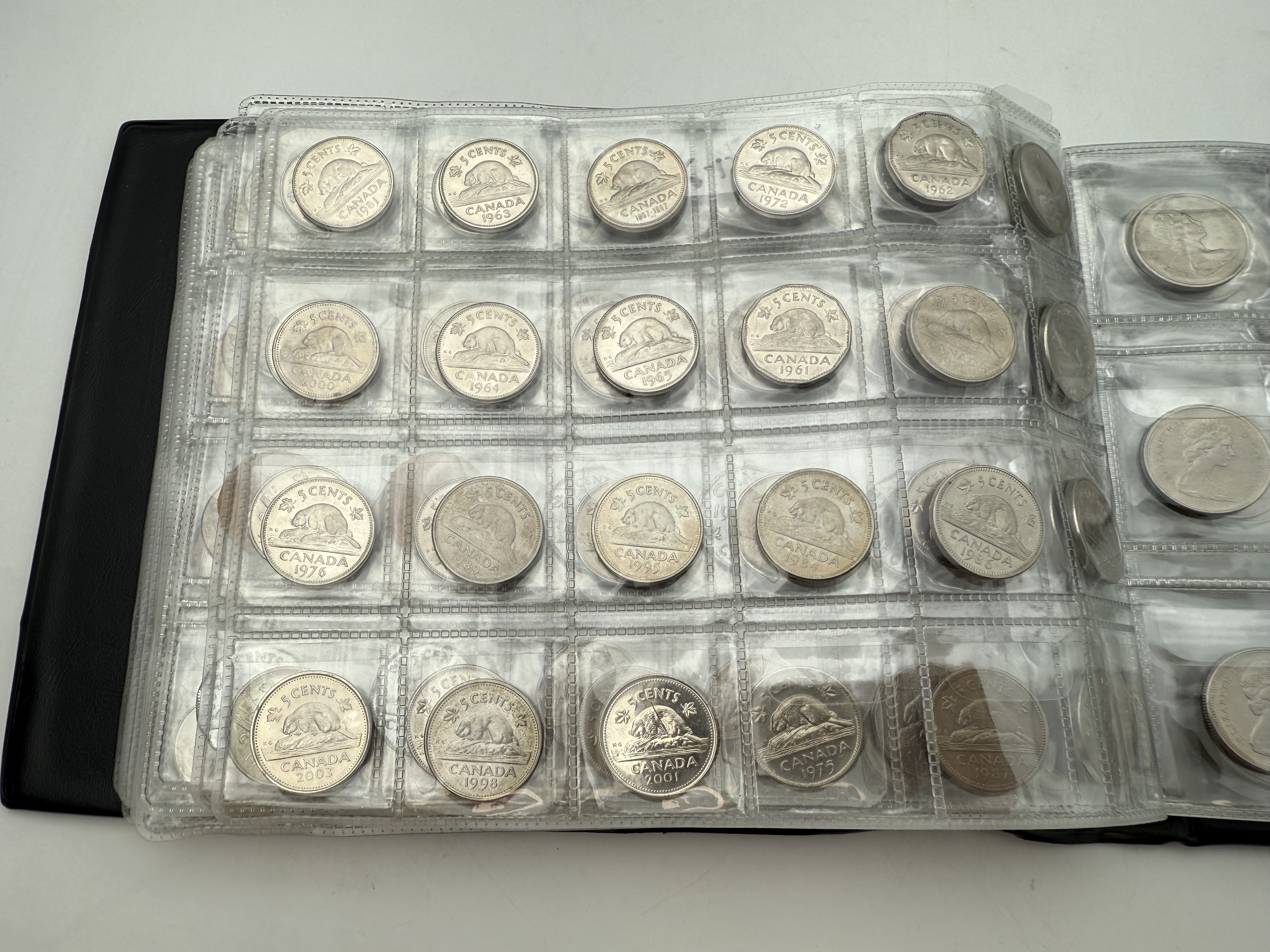 Canada - A collection of several hundred coins arranged in a special coin album, various conditions and years - 1 15