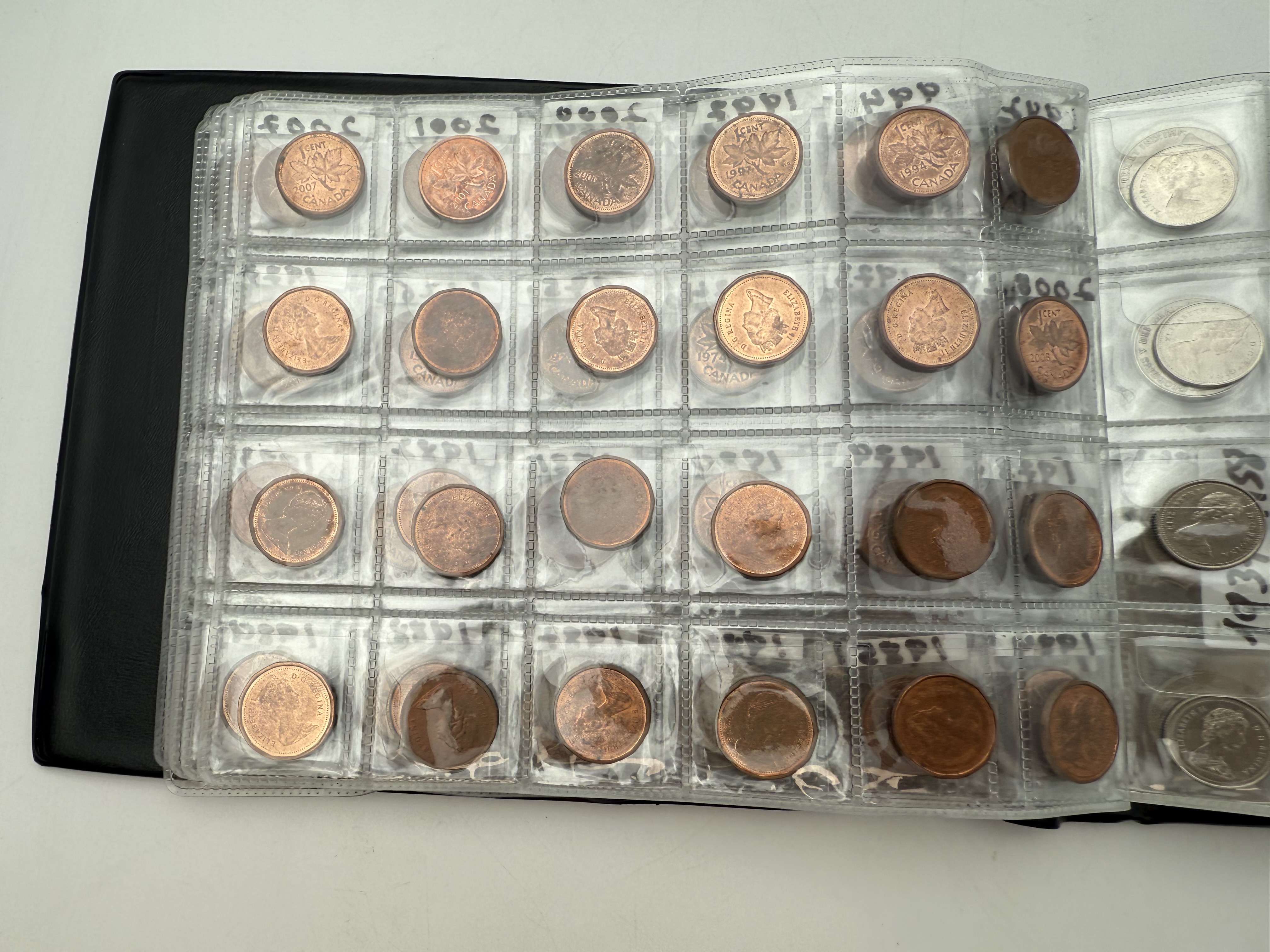 Canada - A collection of several hundred coins arranged in a special coin album, various conditions and years - 1 4