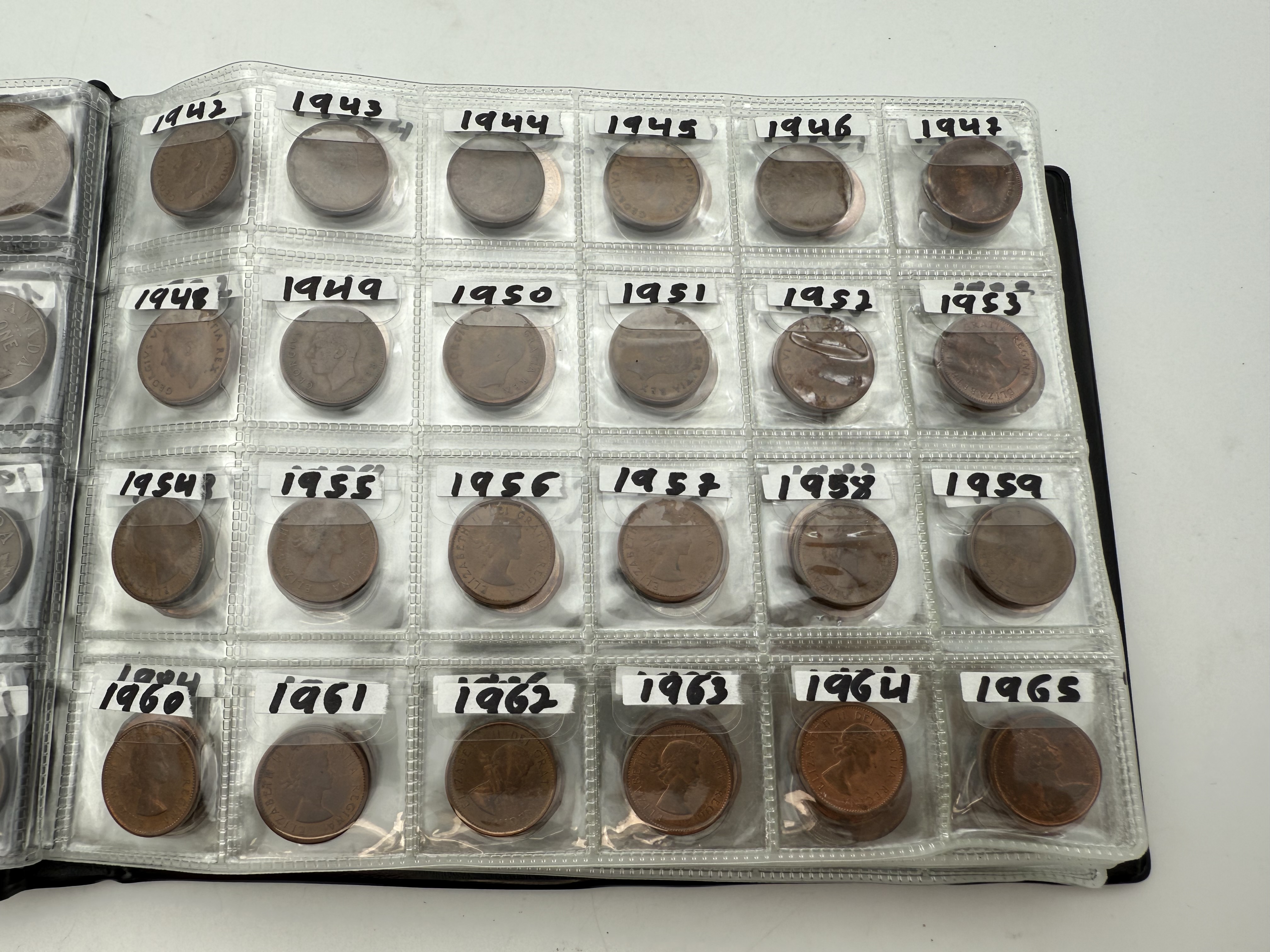 Canada - A collection of several hundred coins arranged in a special coin album, various conditions and years - 1 28