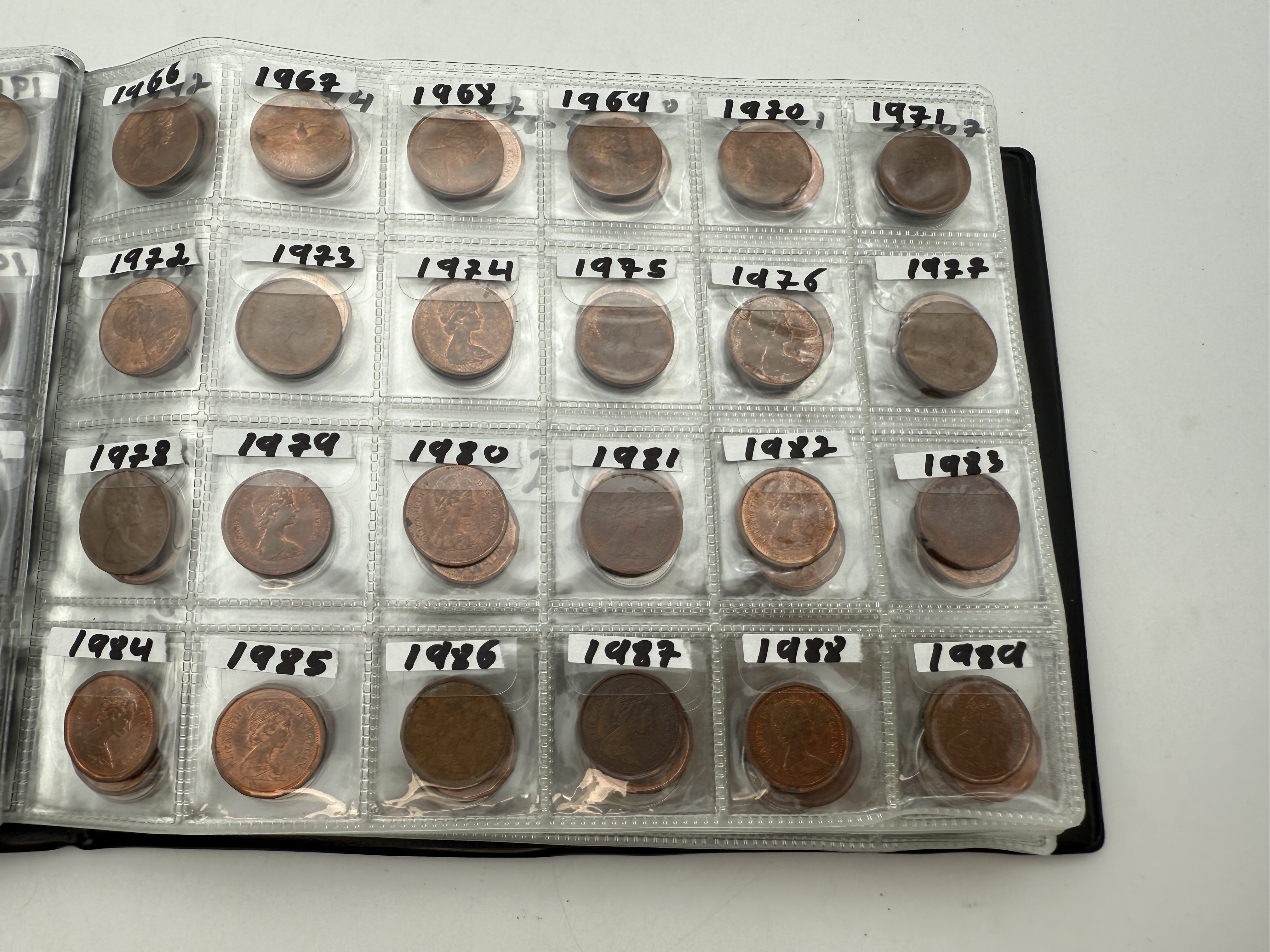 Canada - A collection of several hundred coins arranged in a special coin album, various conditions and years - 1 30