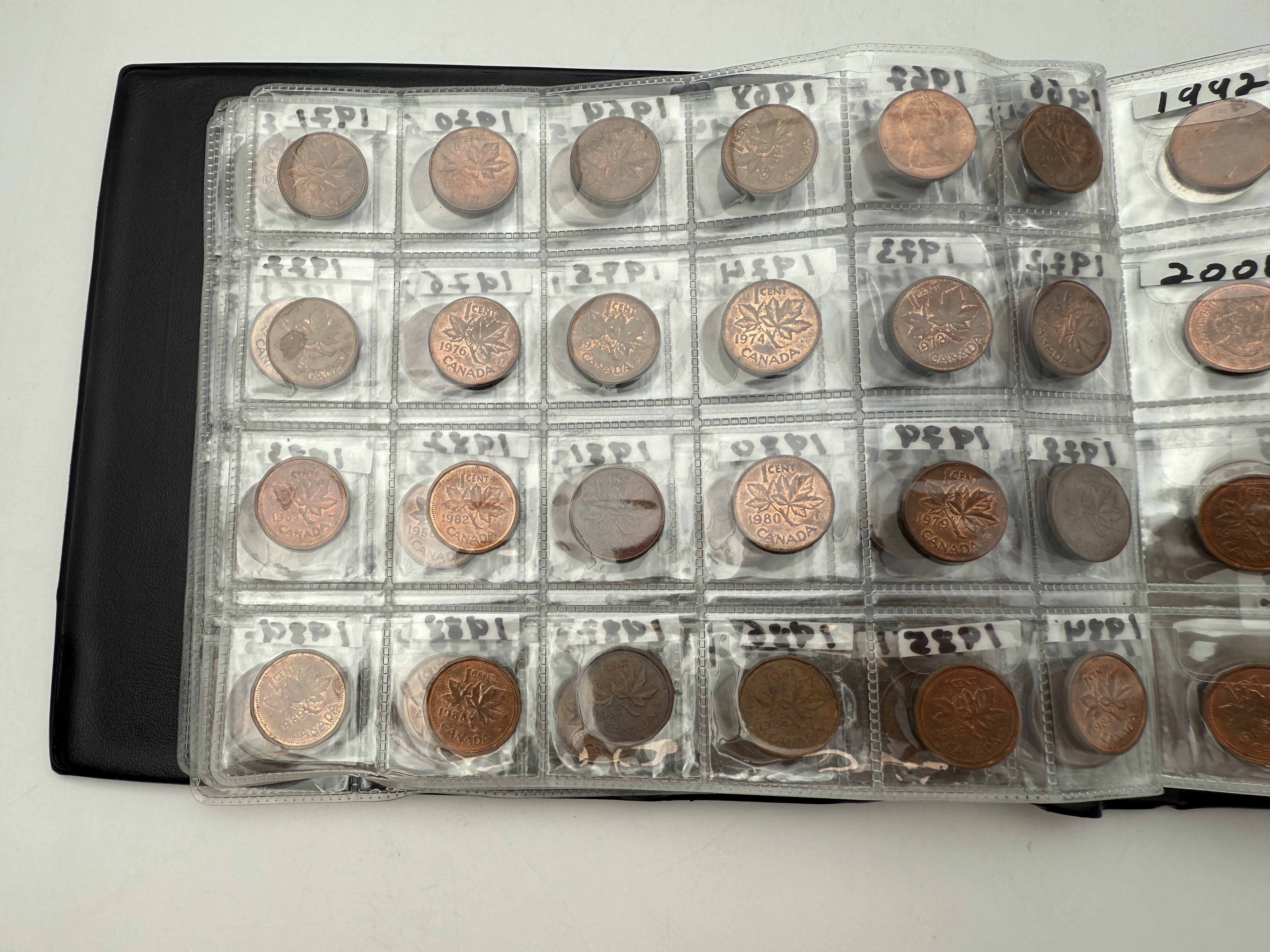 Canada - A collection of several hundred coins arranged in a special coin album, various conditions and years - 1 2