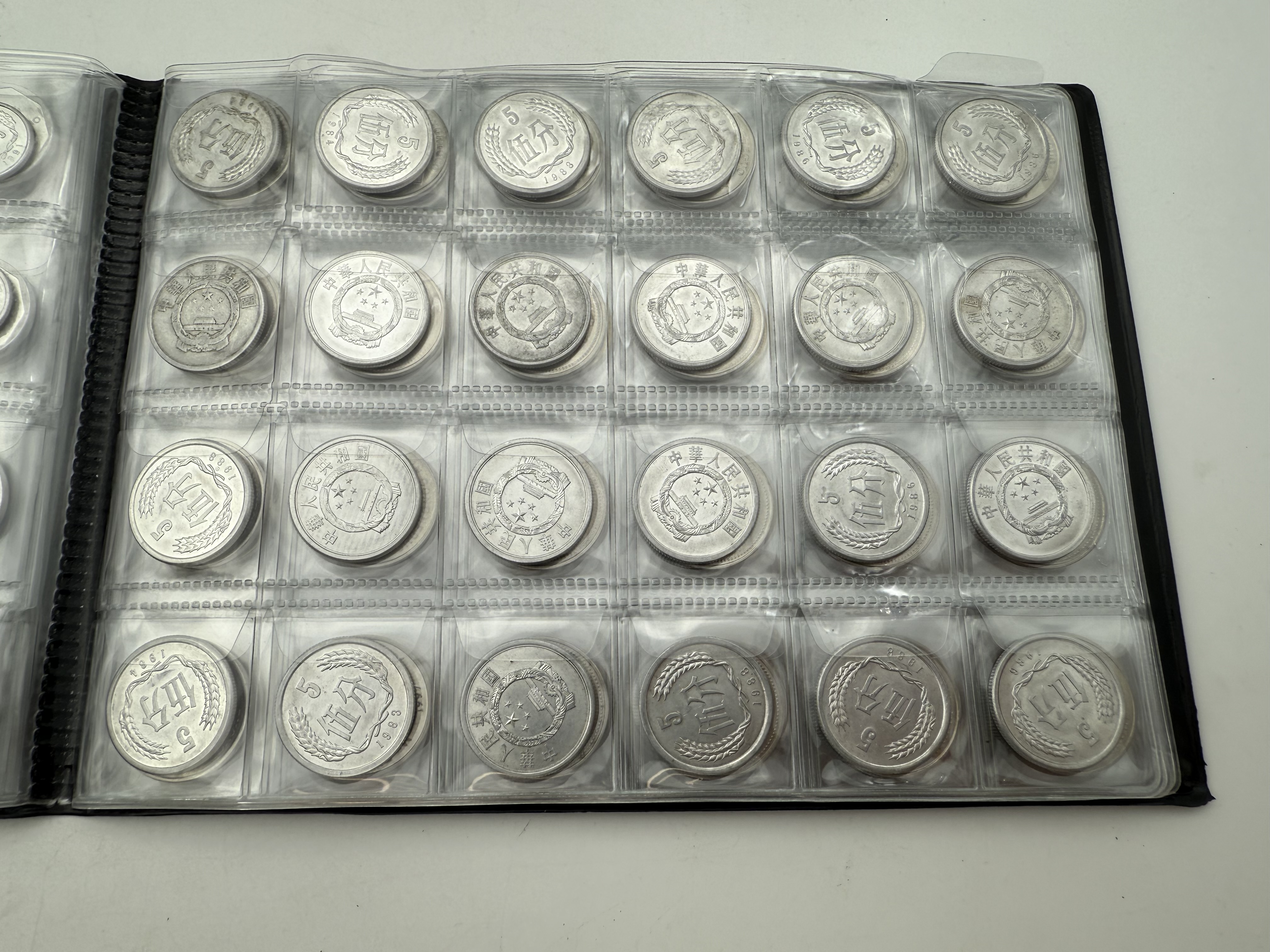 China - A collection of several hundred coins arranged in a special coin album, various conditions and years - 1 4