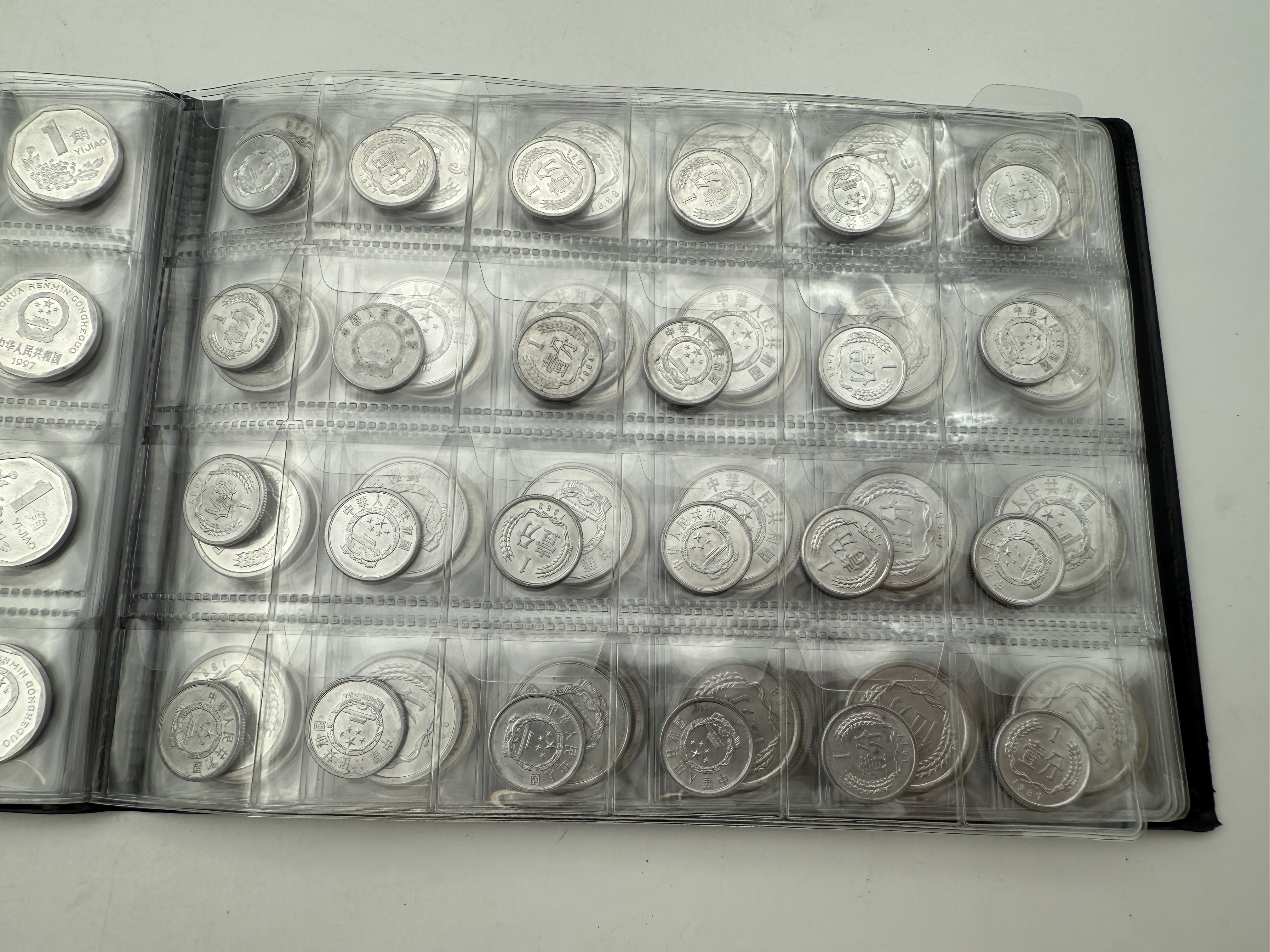 China - A collection of several hundred coins arranged in a special coin album, various conditions and years - 1 2