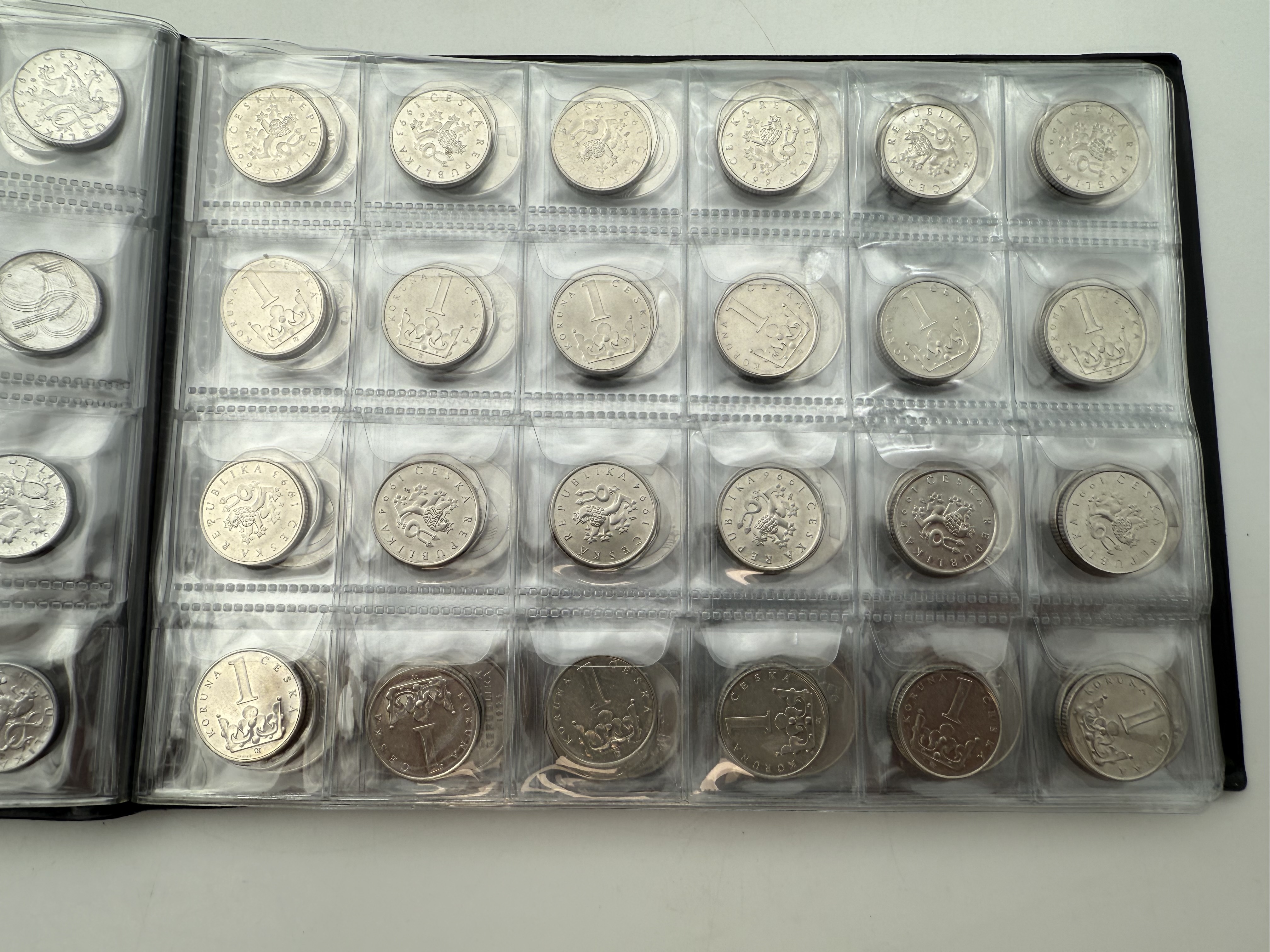 Czech Republic - A collection of several hundred coins arranged in a special coin album, various conditions and years - 1 15