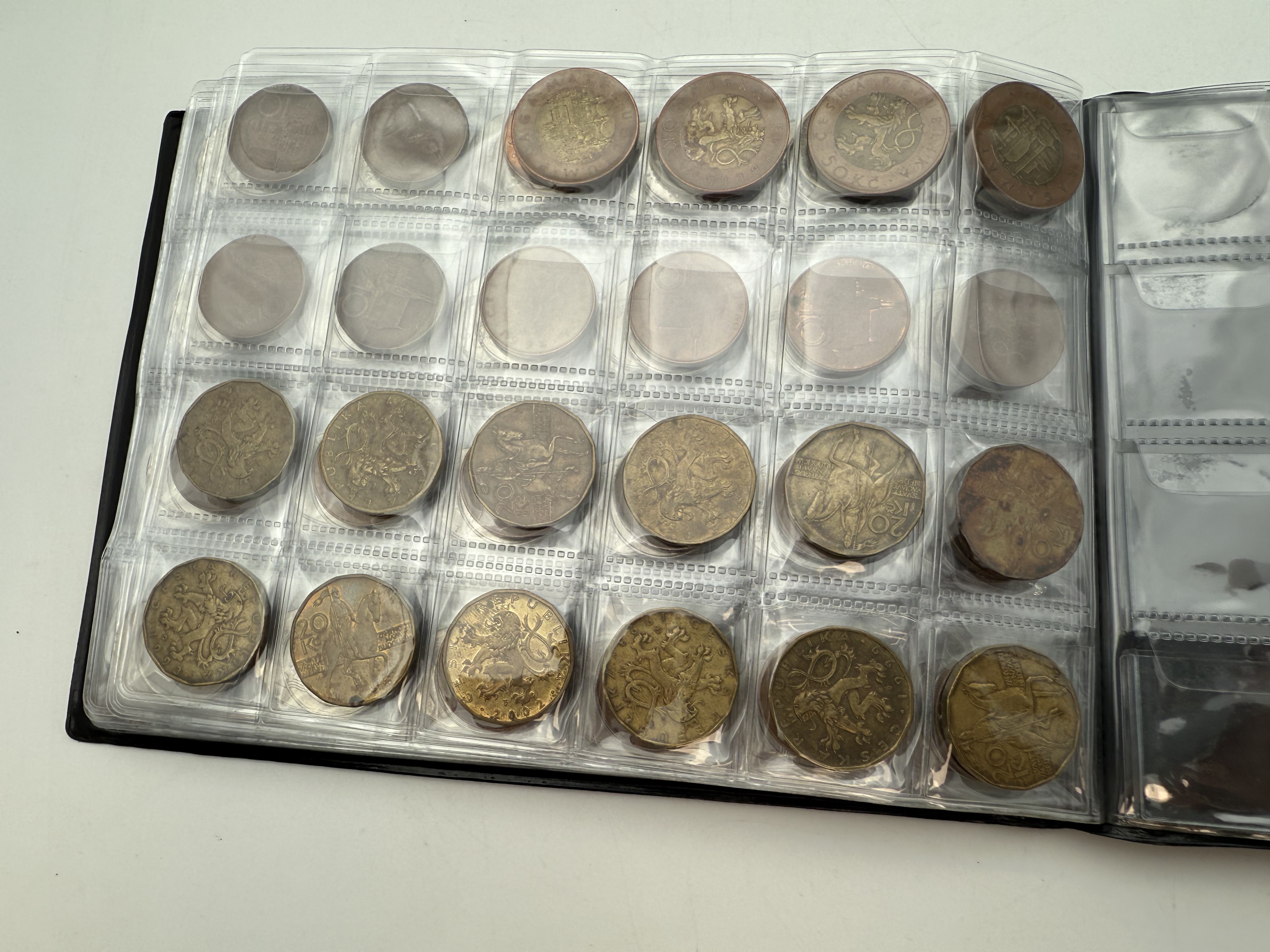 Czech Republic - A collection of several hundred coins arranged in a special coin album, various conditions and years - 1 8