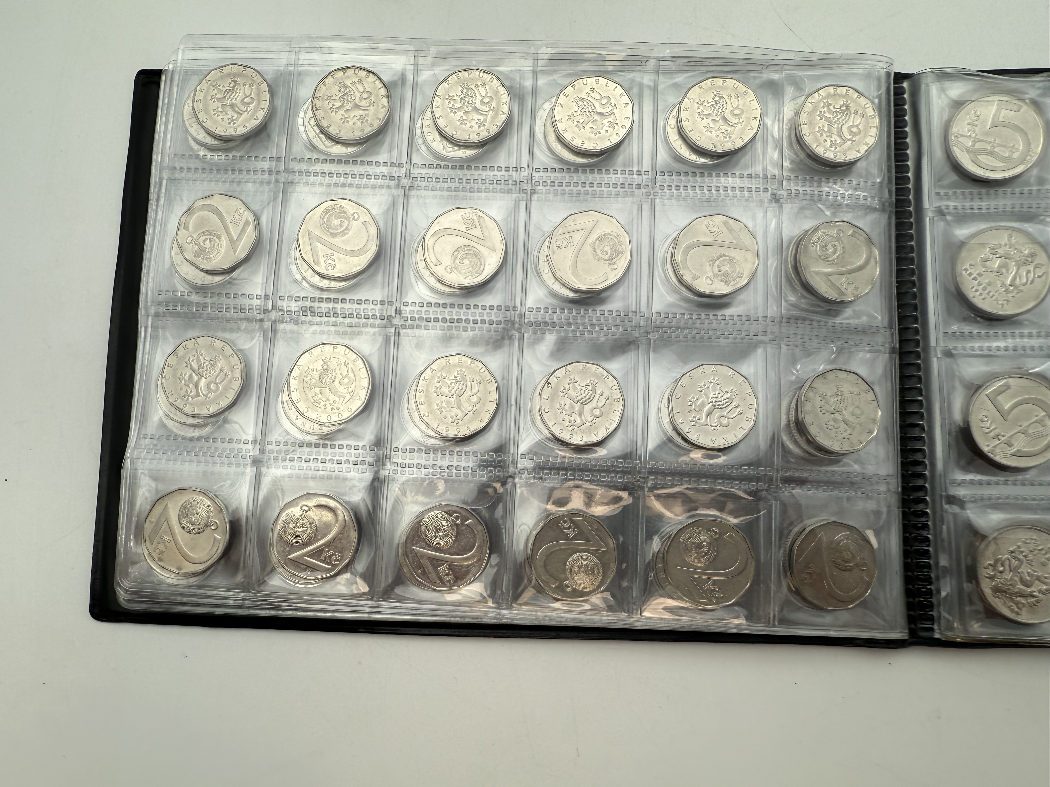 Czech Republic - A collection of several hundred coins arranged in a special coin album, various conditions and years - 1 2