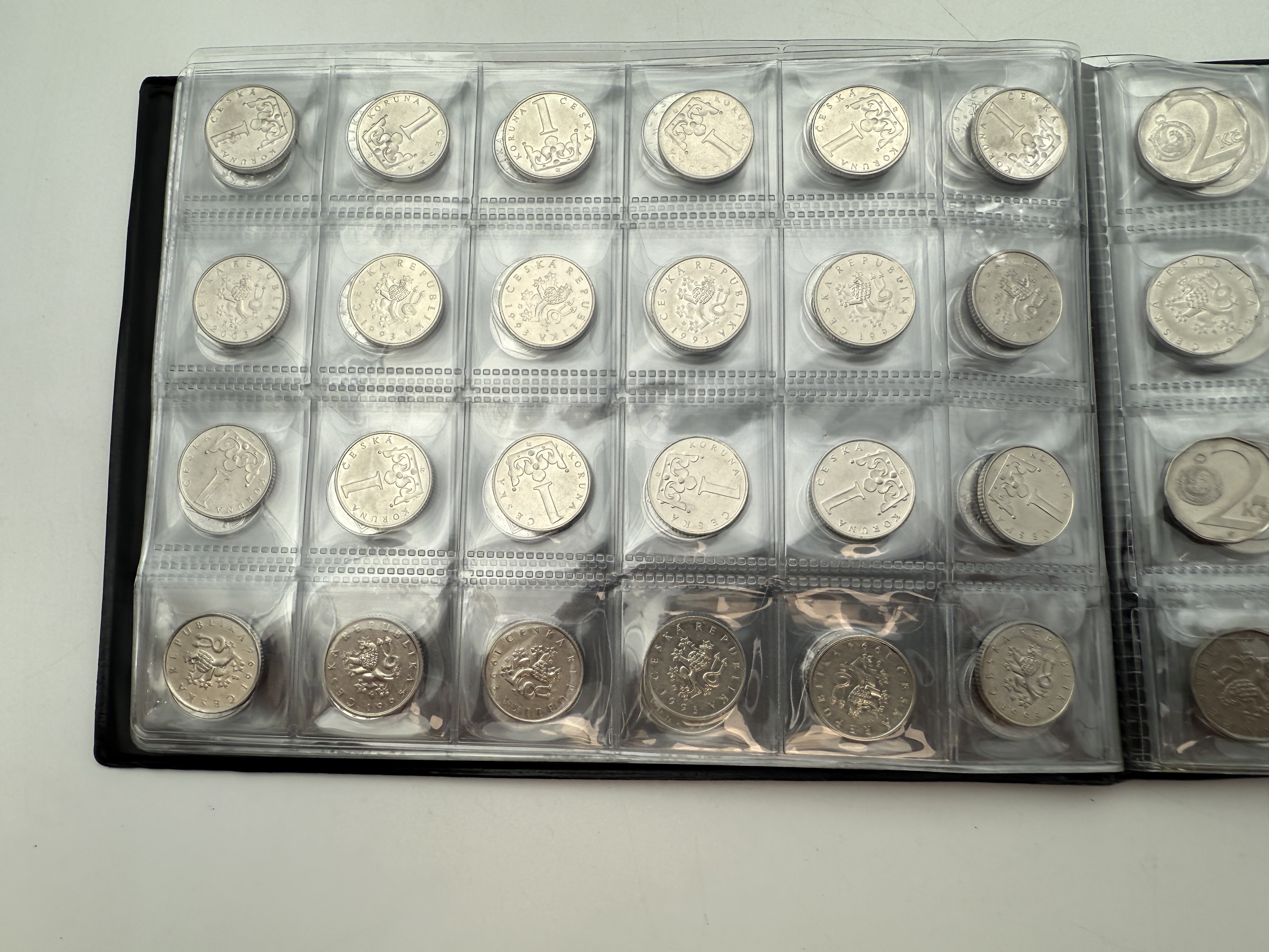 Czech Republic - A collection of several hundred coins arranged in a special coin album, various conditions and years - 1 16