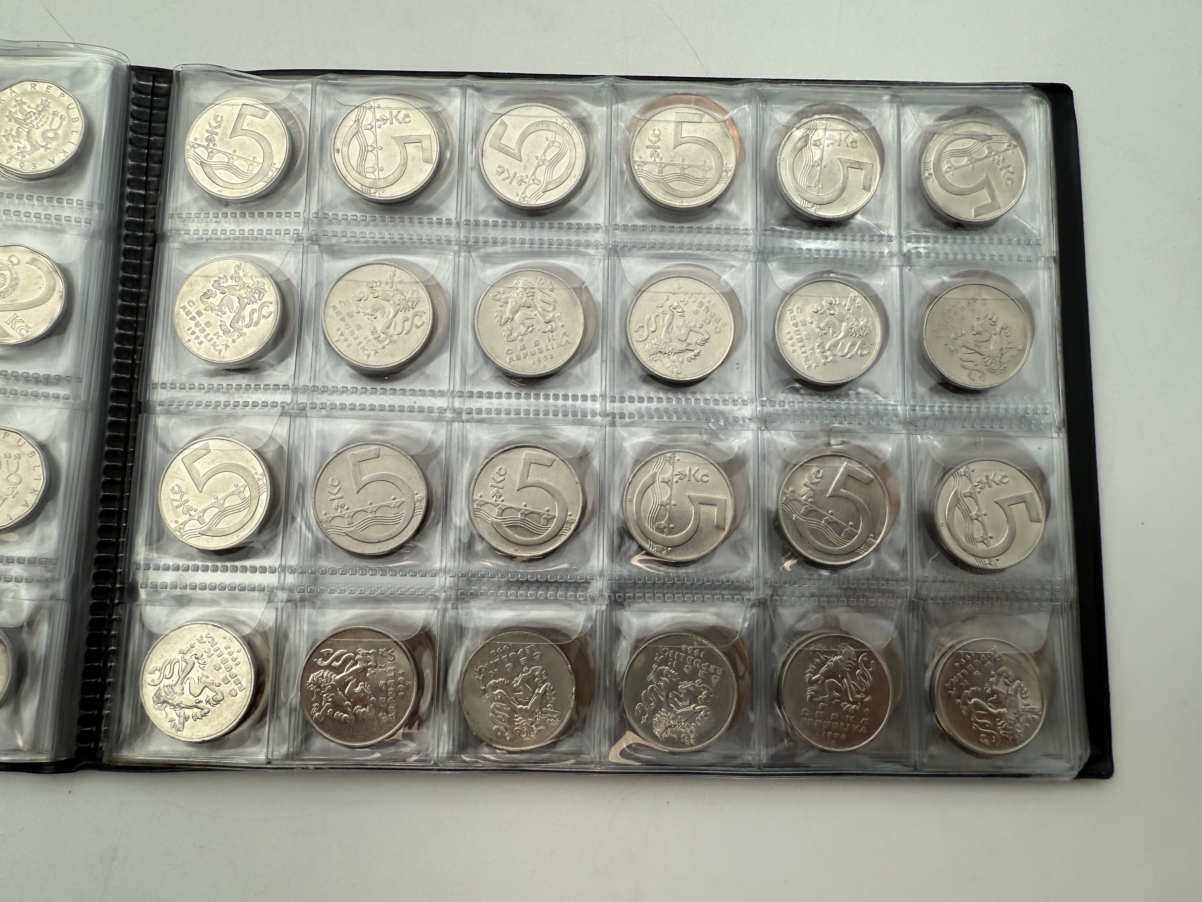 Czech Republic - A collection of several hundred coins arranged in a special coin album, various conditions and years - 1 3