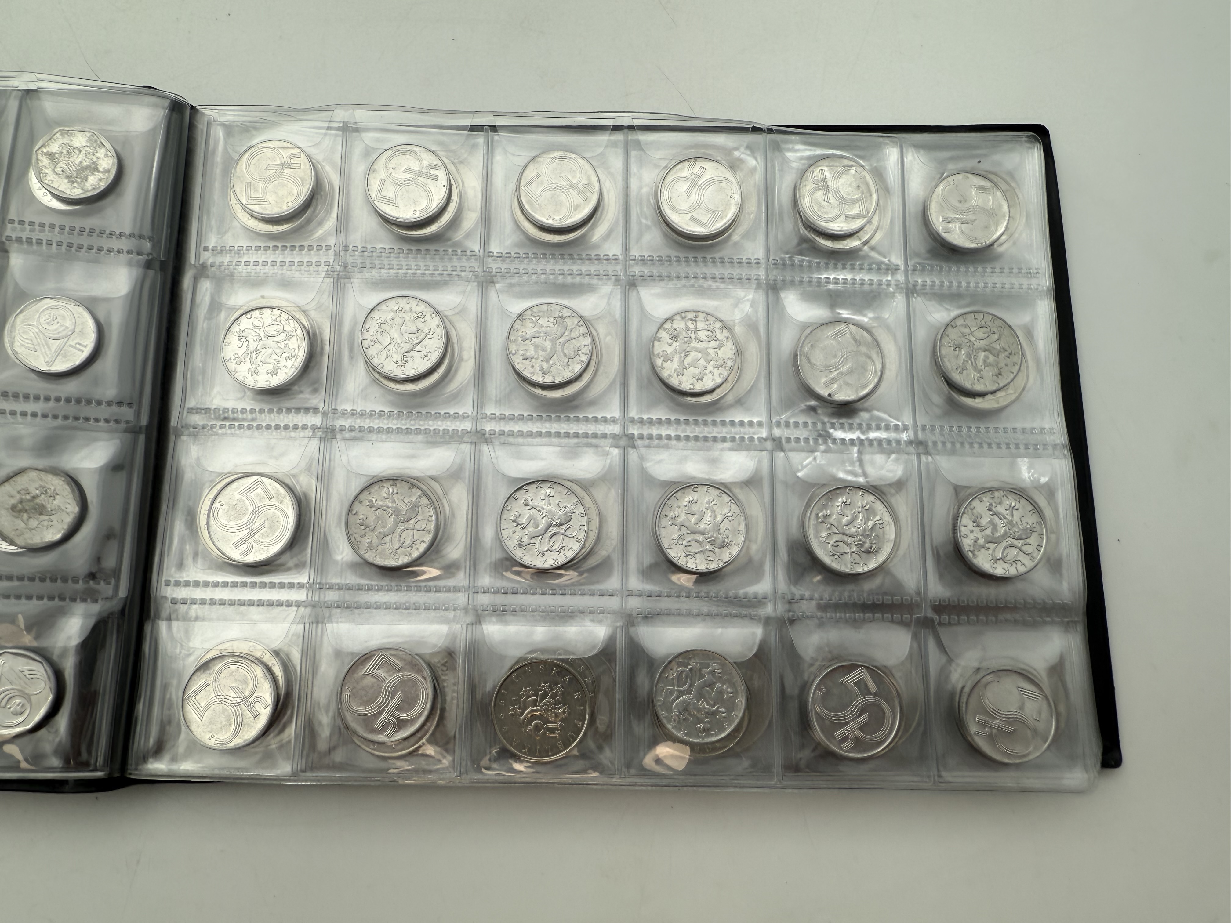 Czech Republic - A collection of several hundred coins arranged in a special coin album, various conditions and years - 1 13