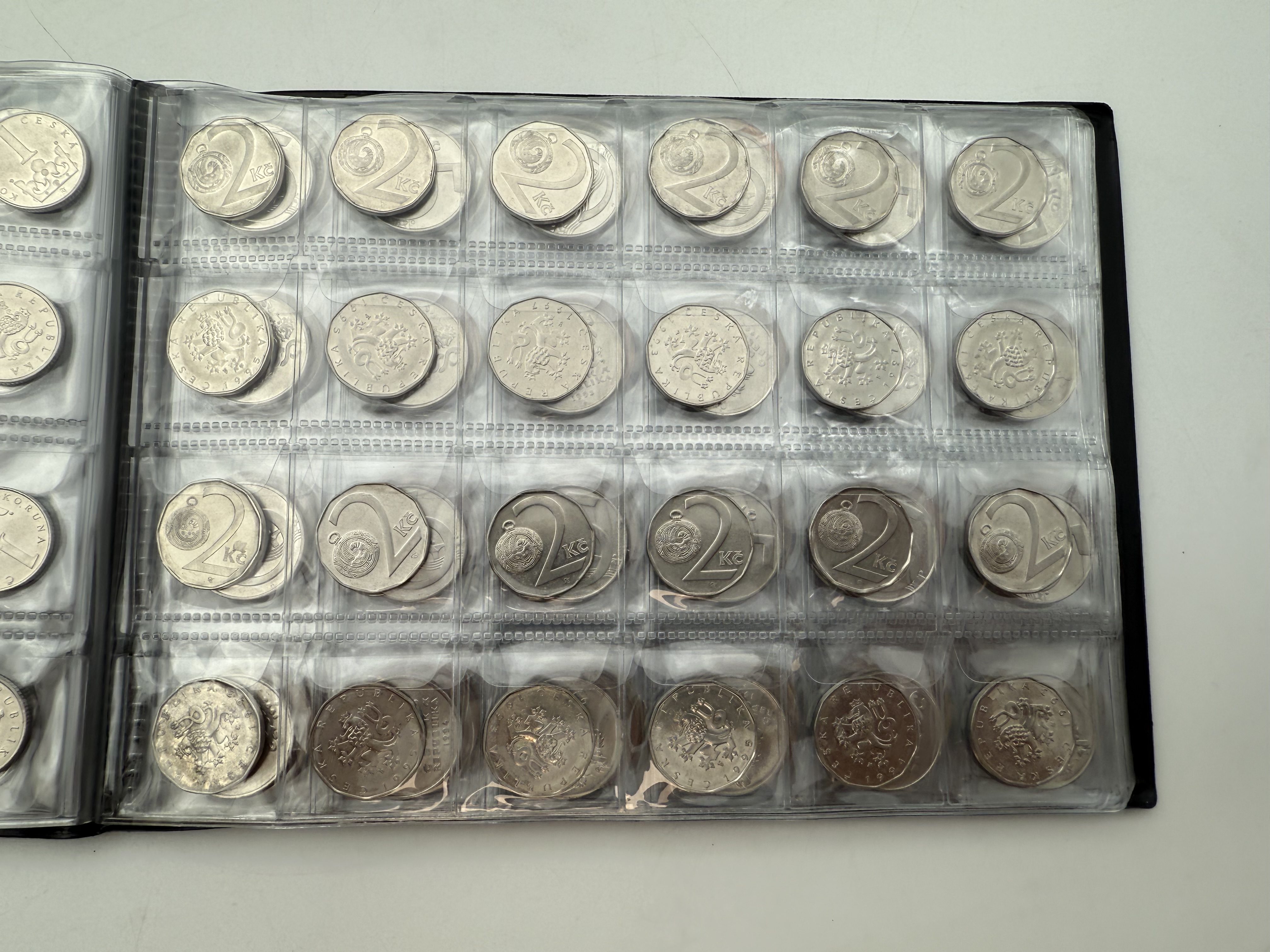 Czech Republic - A collection of several hundred coins arranged in a special coin album, various conditions and years - 1 1