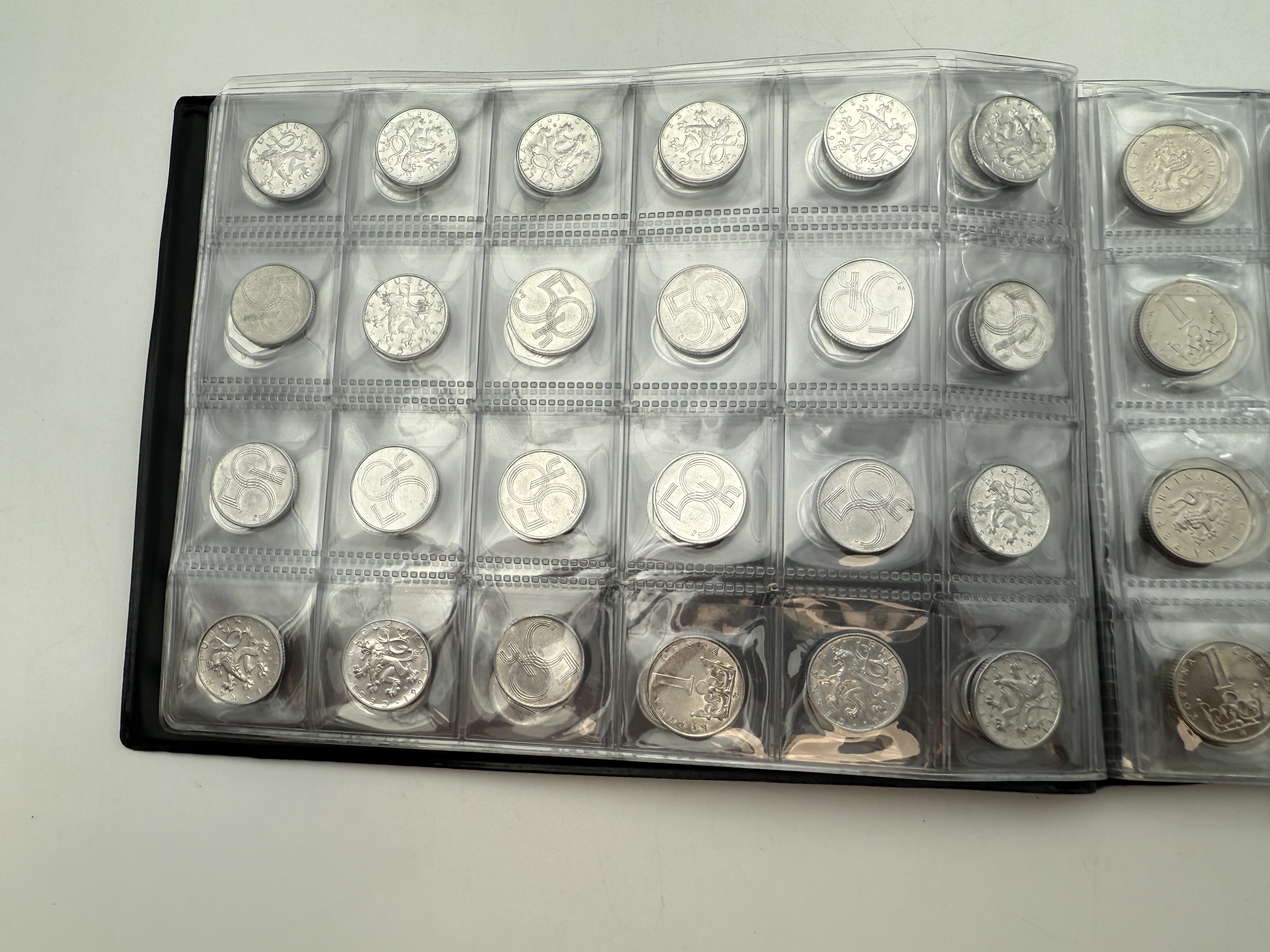 Czech Republic - A collection of several hundred coins arranged in a special coin album, various conditions and years - 1 14