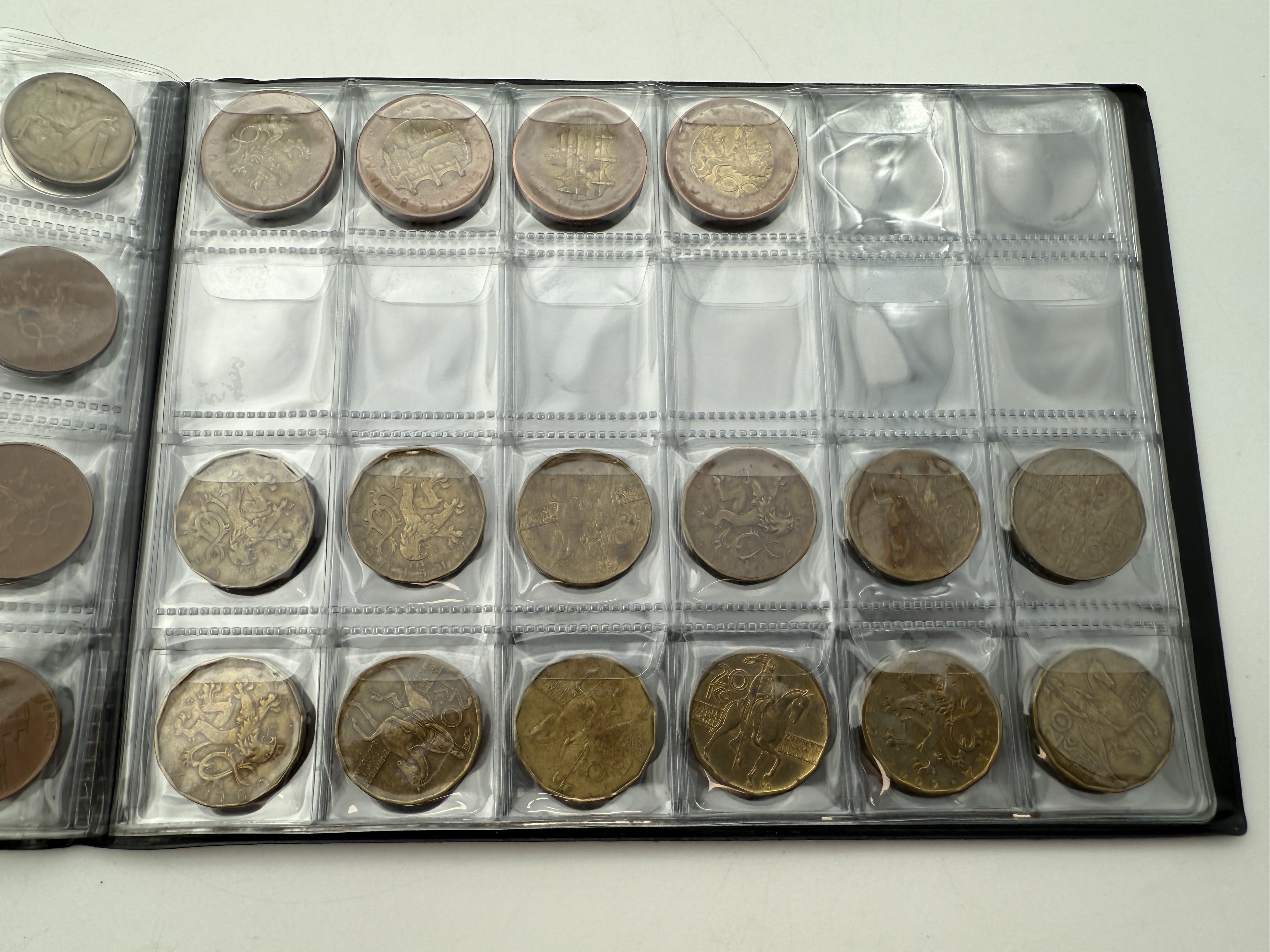 Czech Republic - A collection of several hundred coins arranged in a special coin album, various conditions and years - 1 7