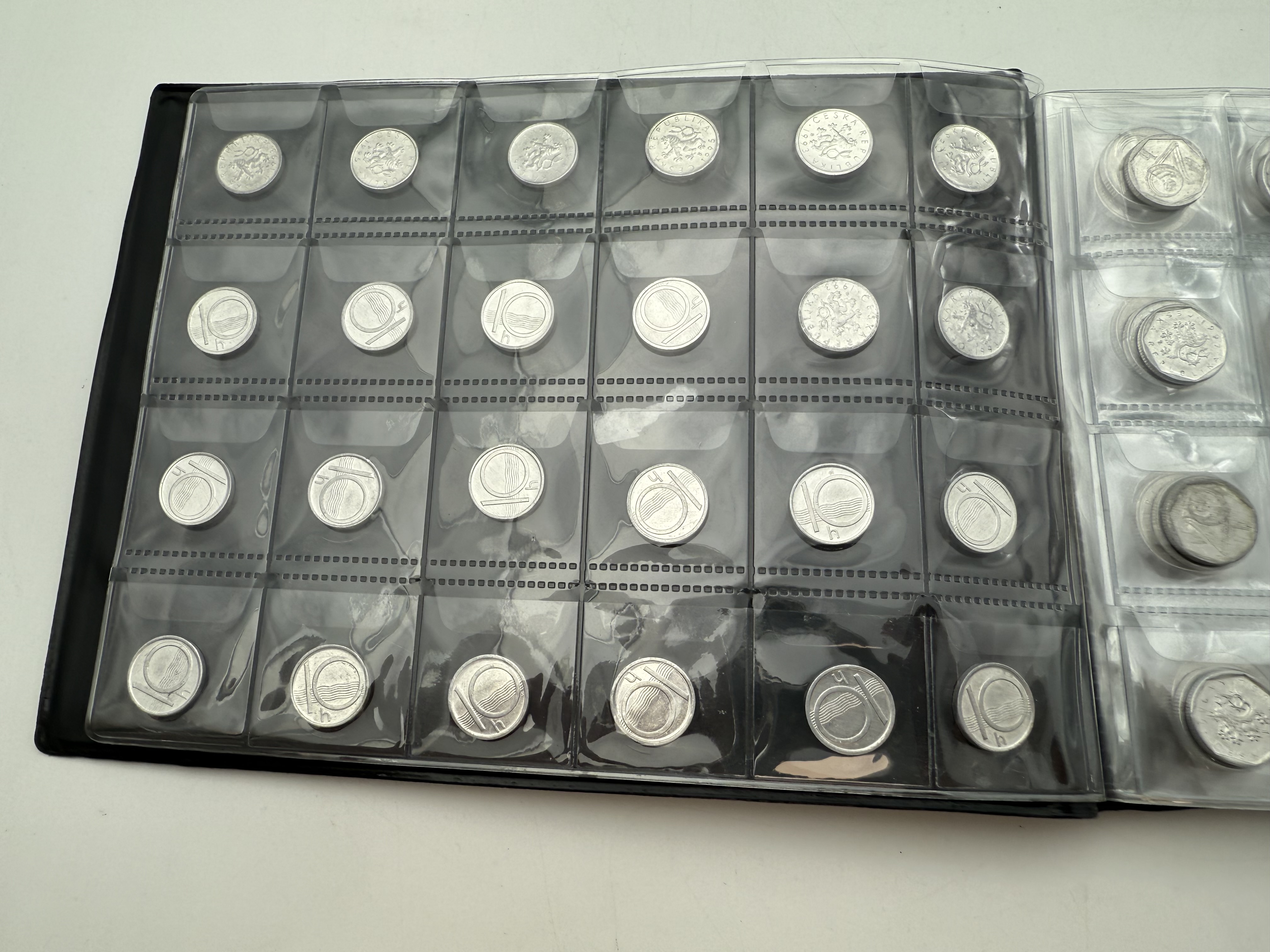 Czech Republic - A collection of several hundred coins arranged in a special coin album, various conditions and years - 1 10