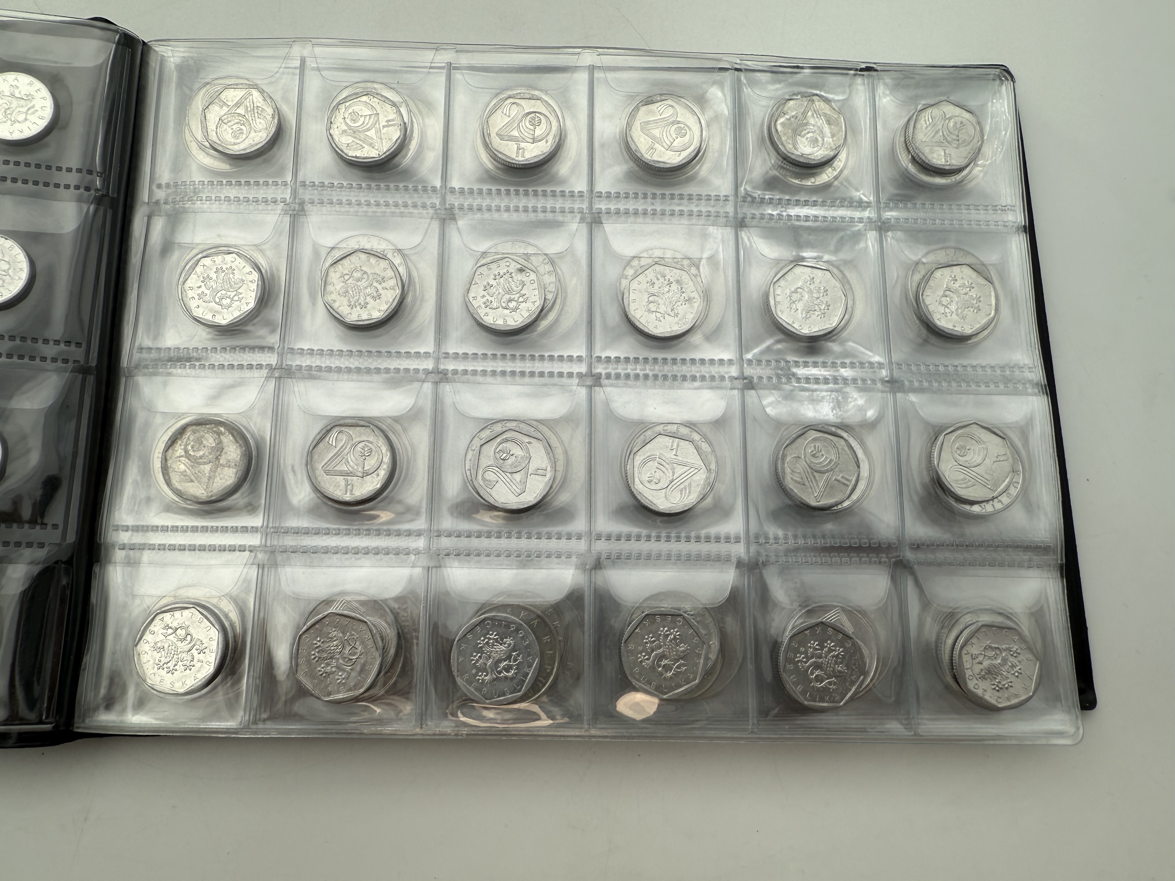 Czech Republic - A collection of several hundred coins arranged in a special coin album, various conditions and years - 1 11