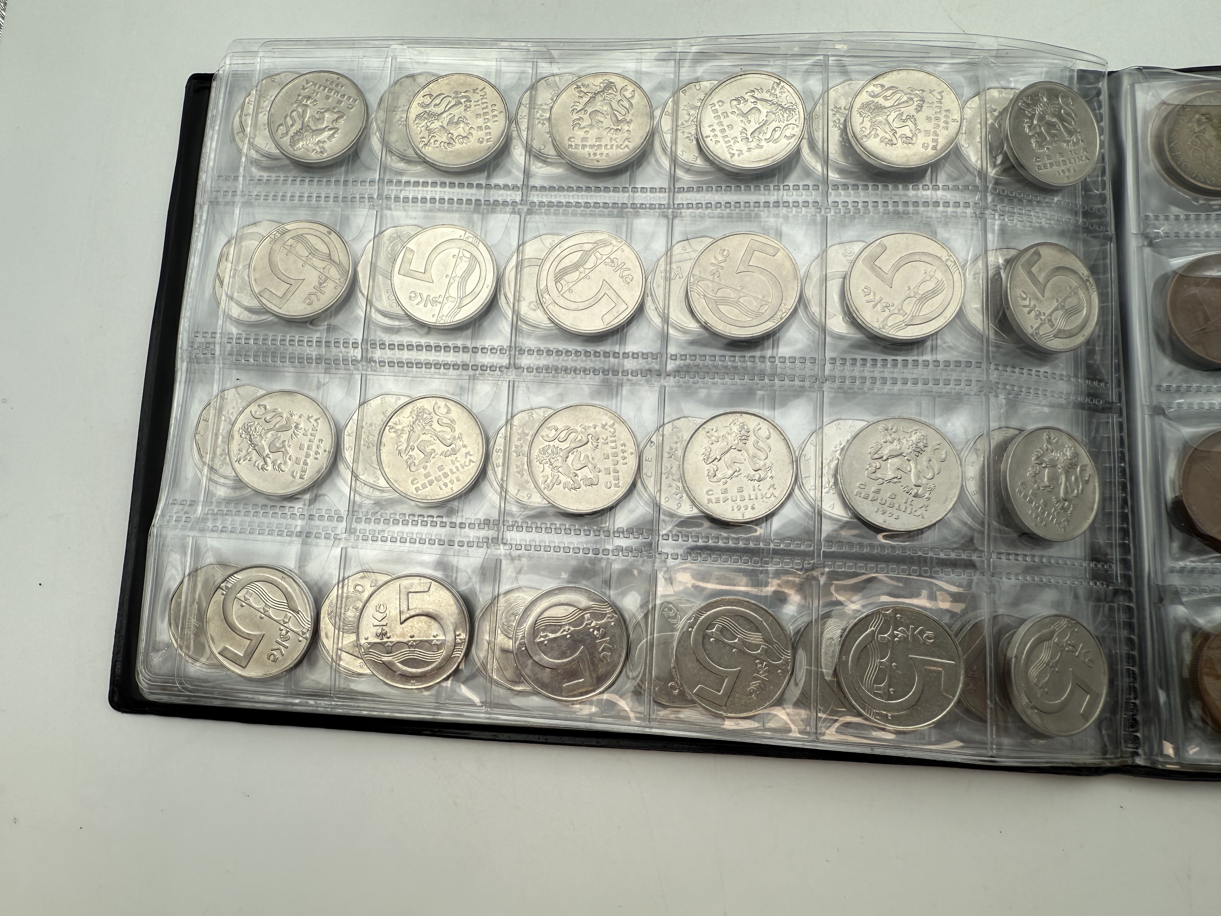Czech Republic - A collection of several hundred coins arranged in a special coin album, various conditions and years - 1 4
