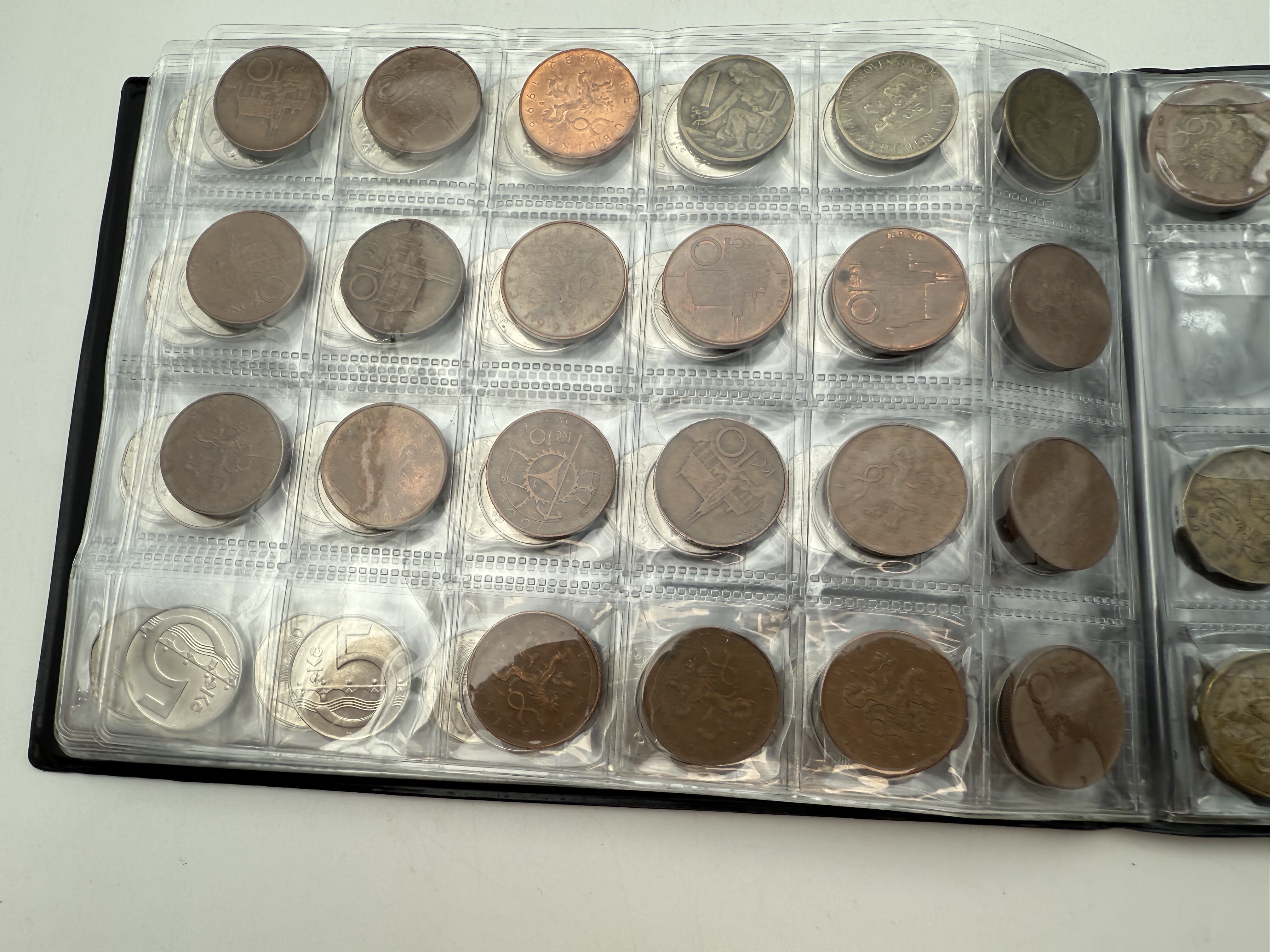 Czech Republic - A collection of several hundred coins arranged in a special coin album, various conditions and years - 1 6
