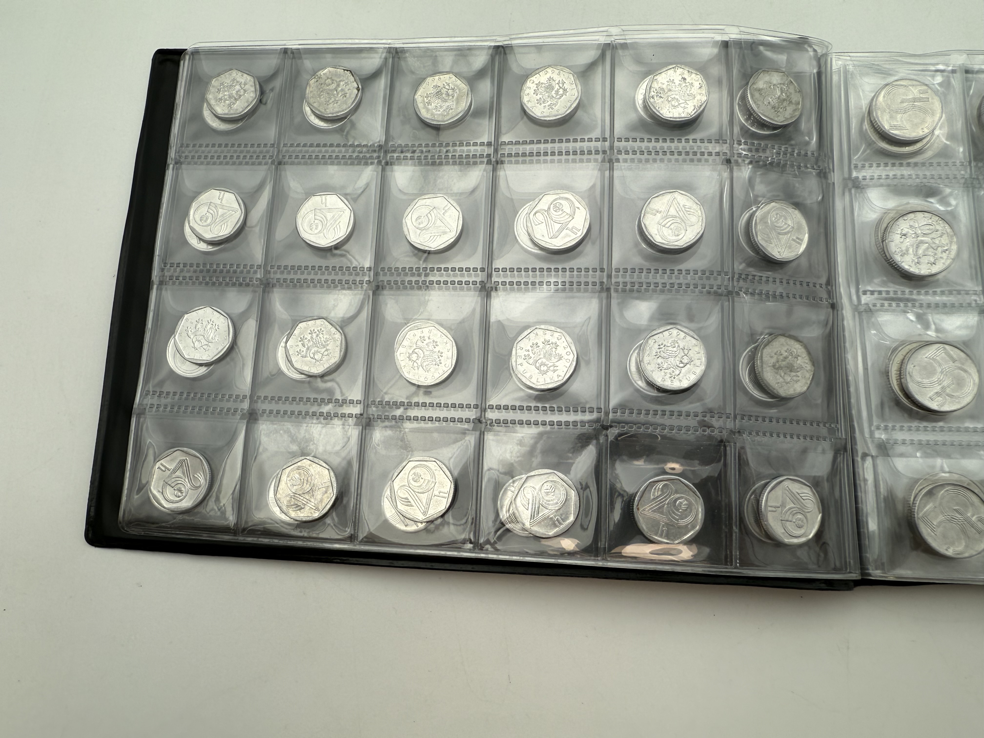 Czech Republic - A collection of several hundred coins arranged in a special coin album, various conditions and years - 1 12