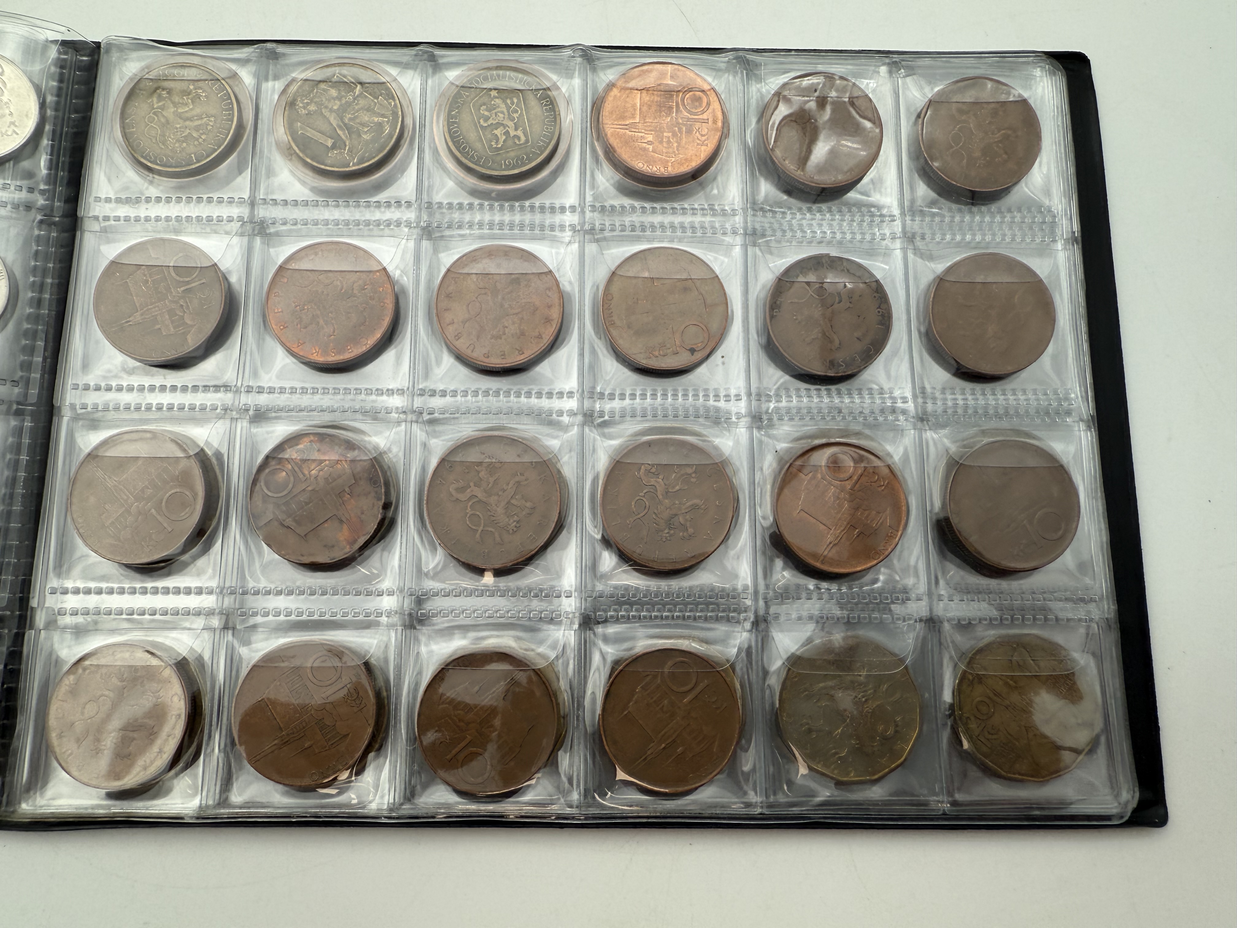 Czech Republic - A collection of several hundred coins arranged in a special coin album, various conditions and years - 1 5
