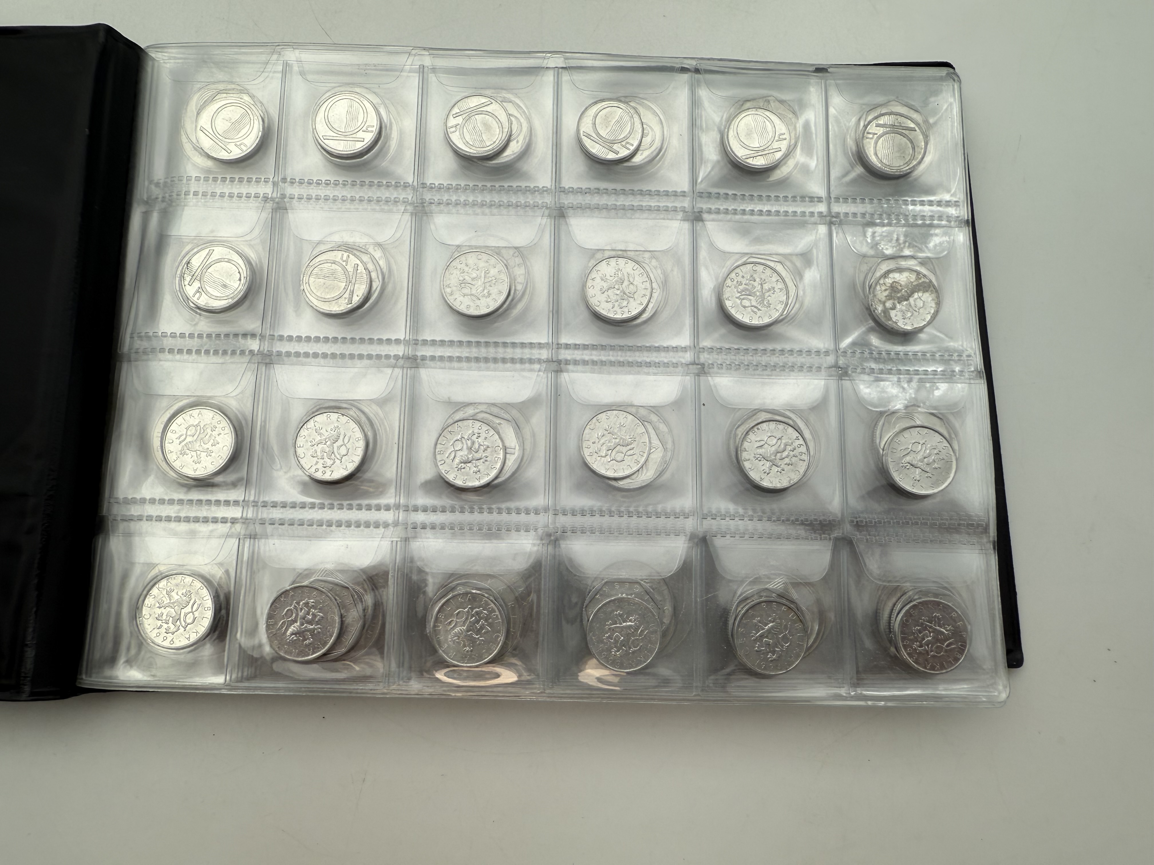 Czech Republic - A collection of several hundred coins arranged in a special coin album, various conditions and years - 1 9