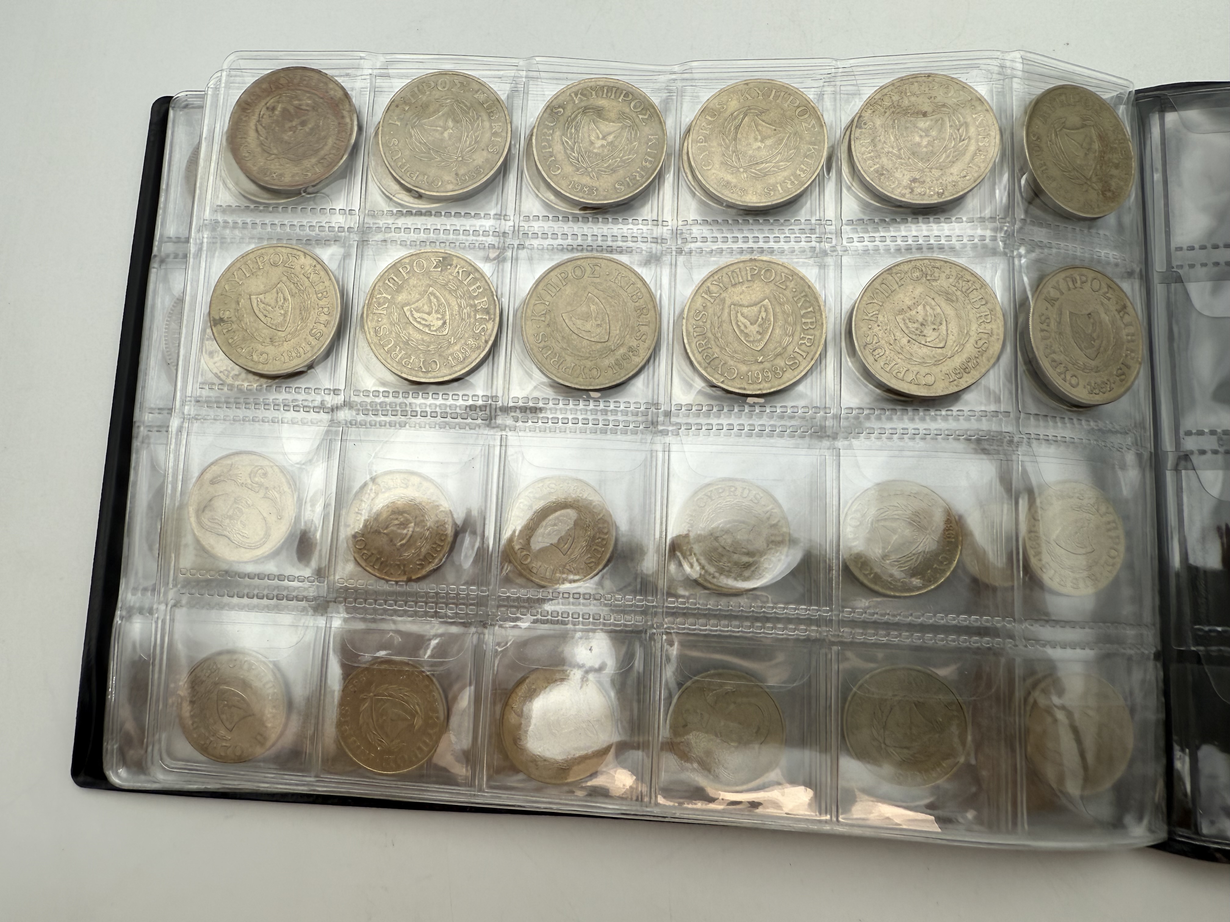 Cyprus - A collection of several hundred coins arranged in a special coin album, various conditions and years - 1 10