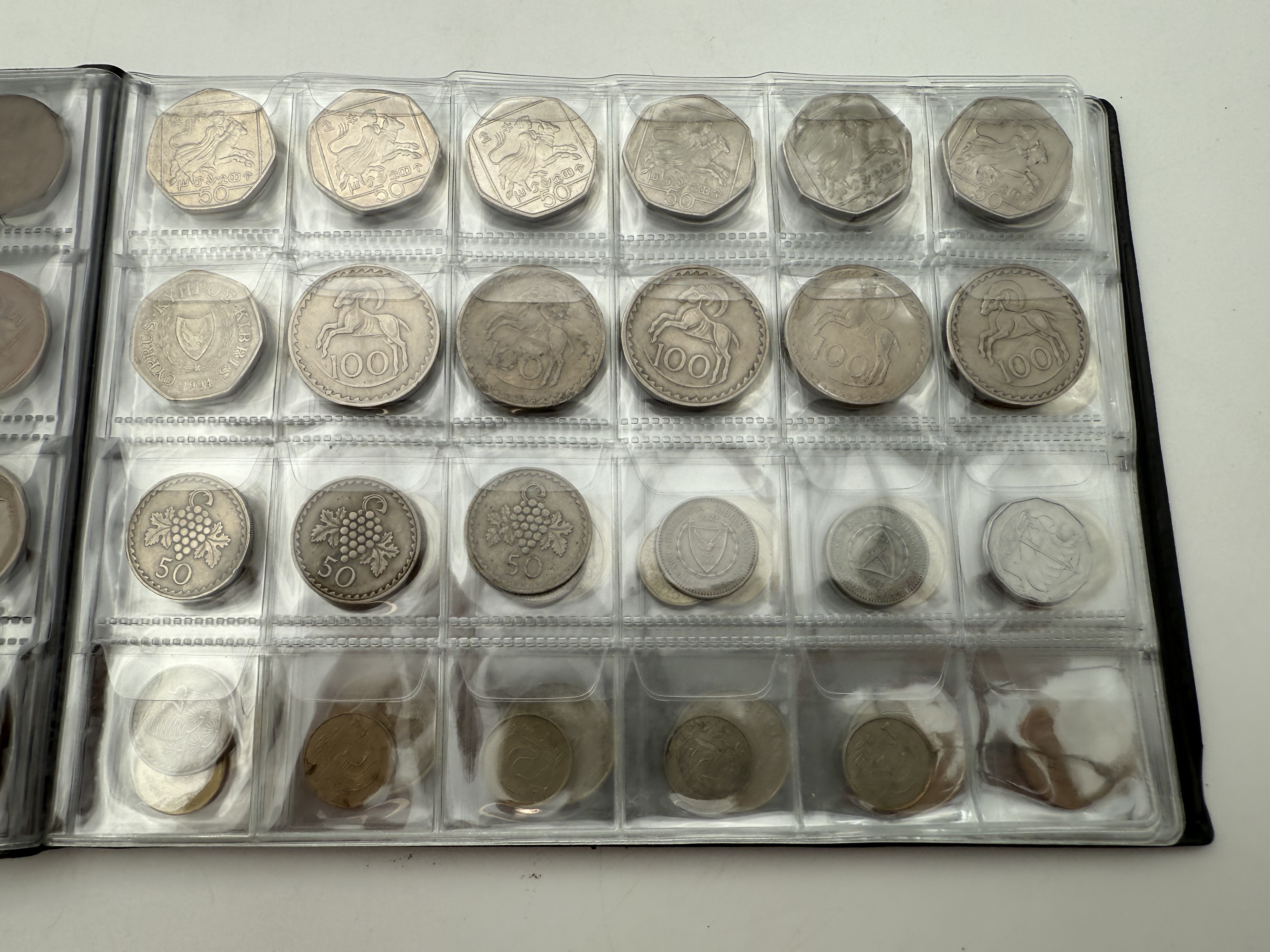 Cyprus - A collection of several hundred coins arranged in a special coin album, various conditions and years - 1 15