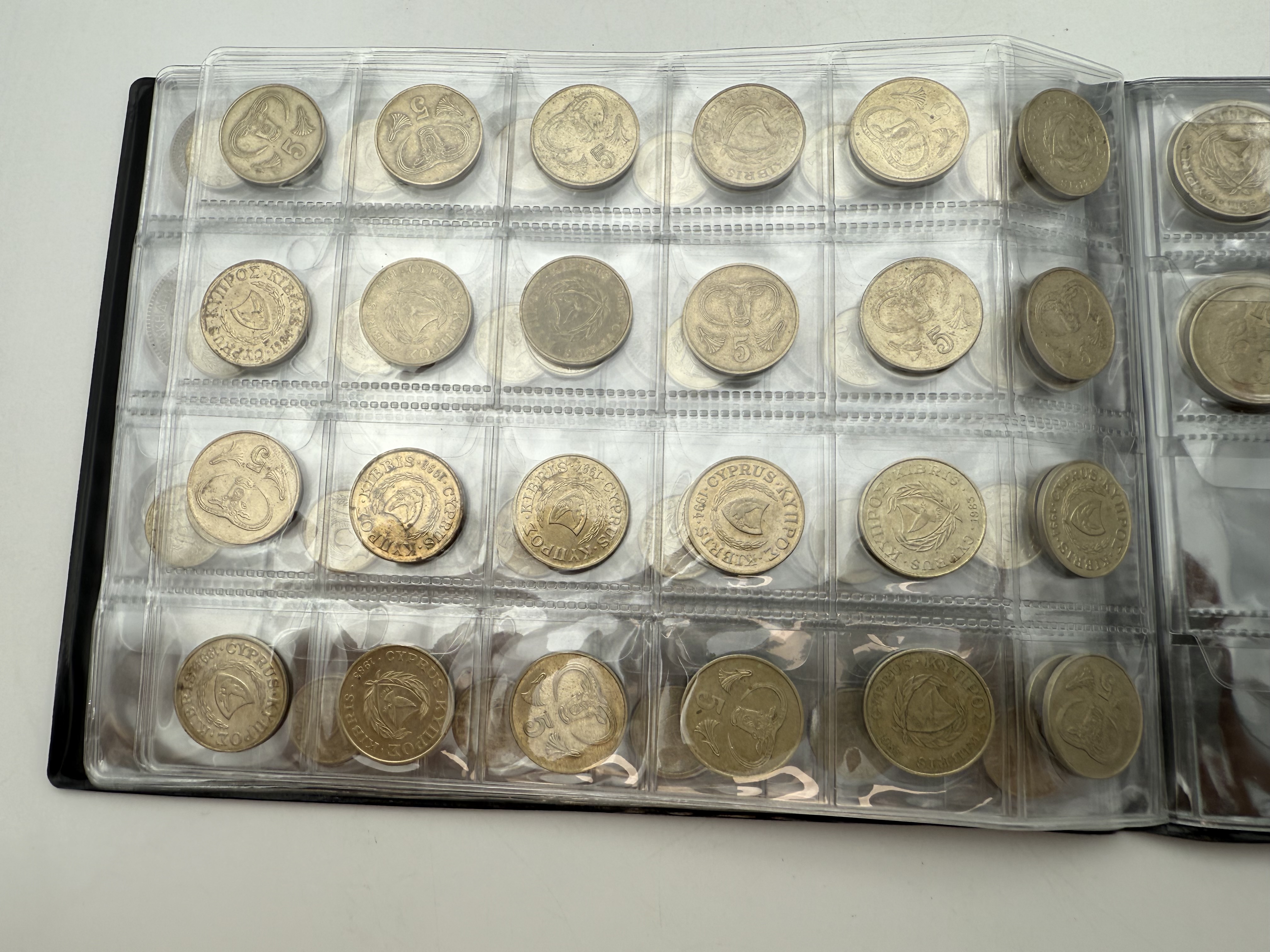 Cyprus - A collection of several hundred coins arranged in a special coin album, various conditions and years - 1 6