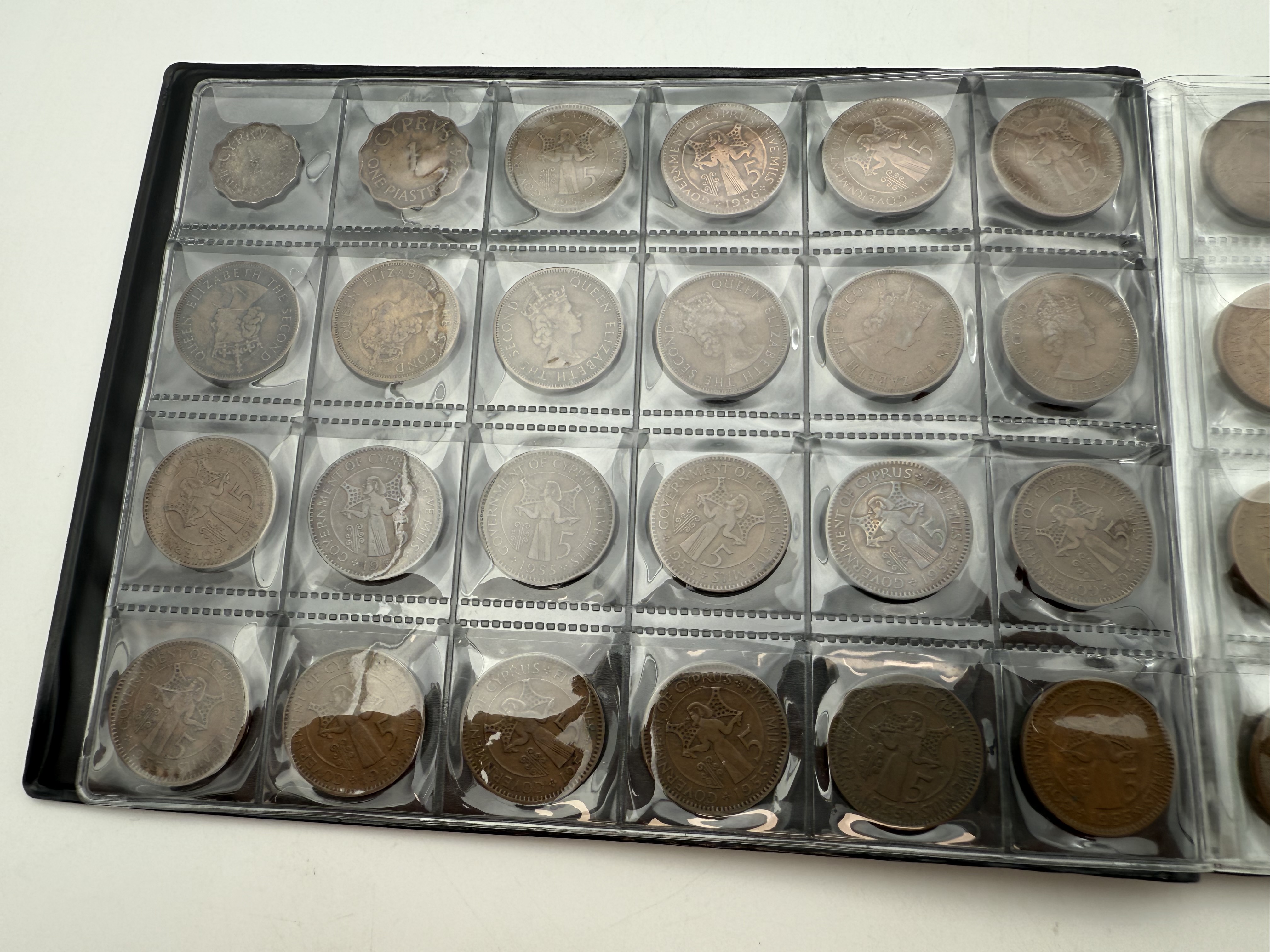 Cyprus - A collection of several hundred coins arranged in a special coin album, various conditions and years - 1 12