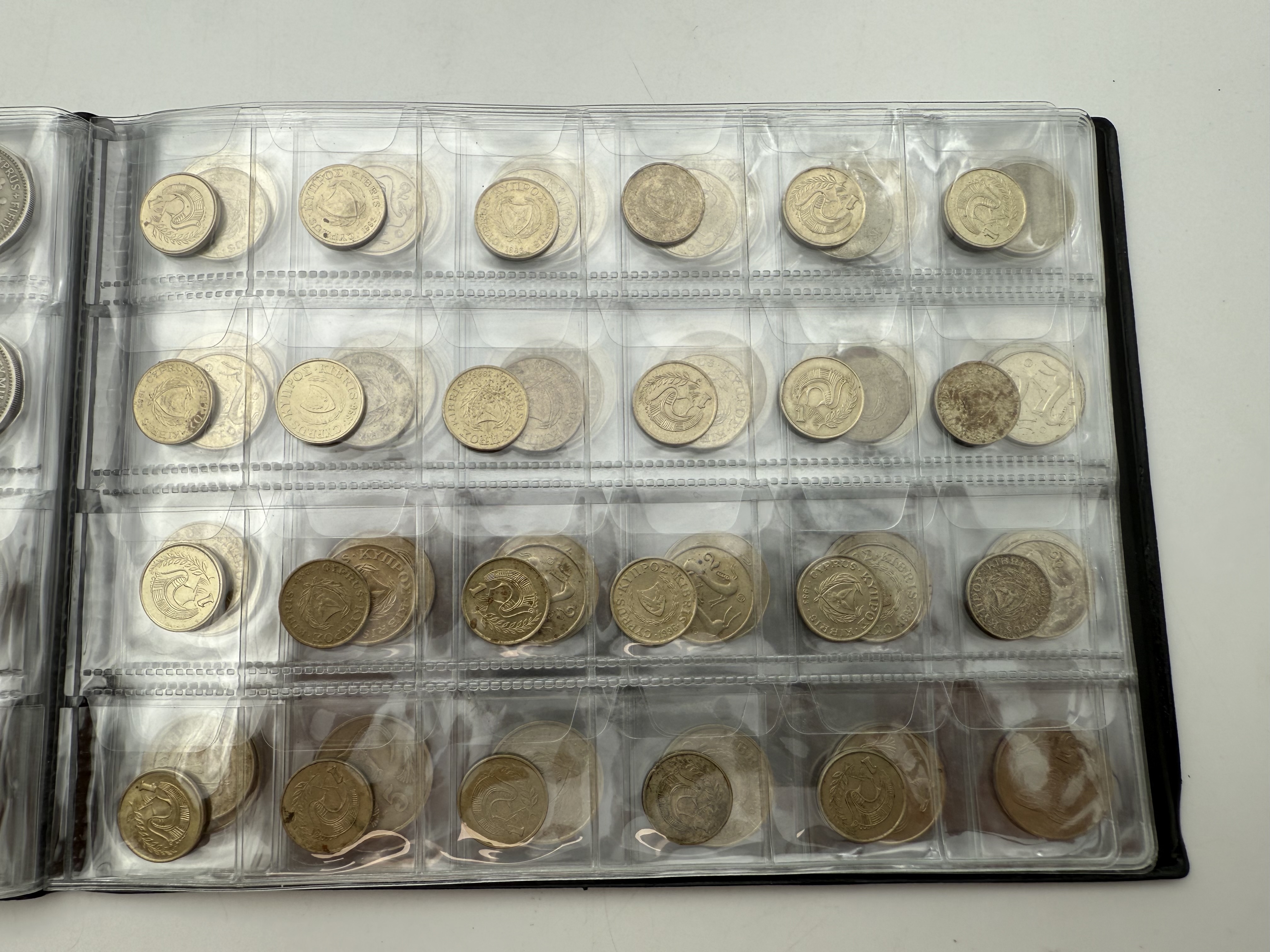 Cyprus - A collection of several hundred coins arranged in a special coin album, various conditions and years - 1 1