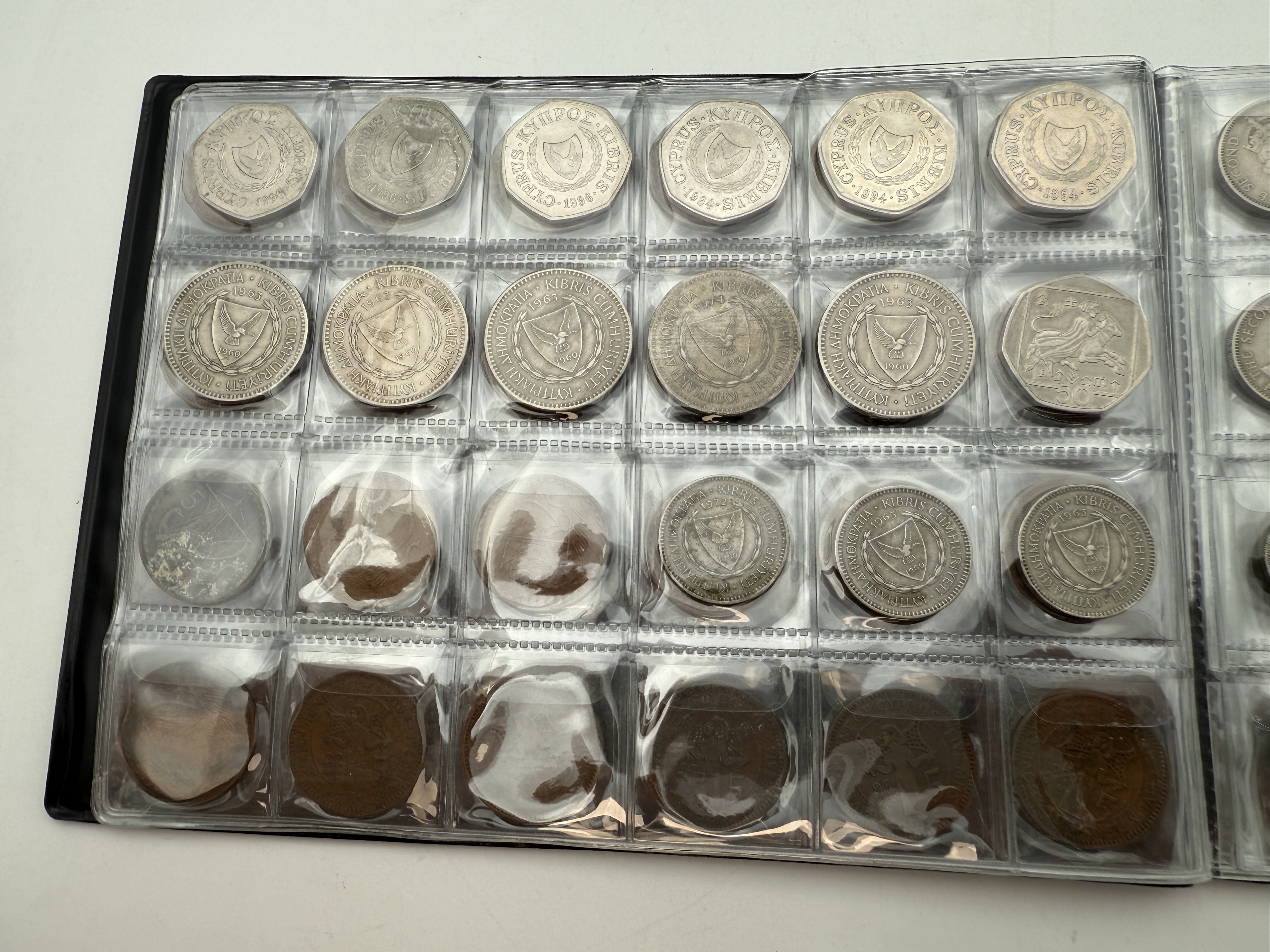 Cyprus - A collection of several hundred coins arranged in a special coin album, various conditions and years - 1 16