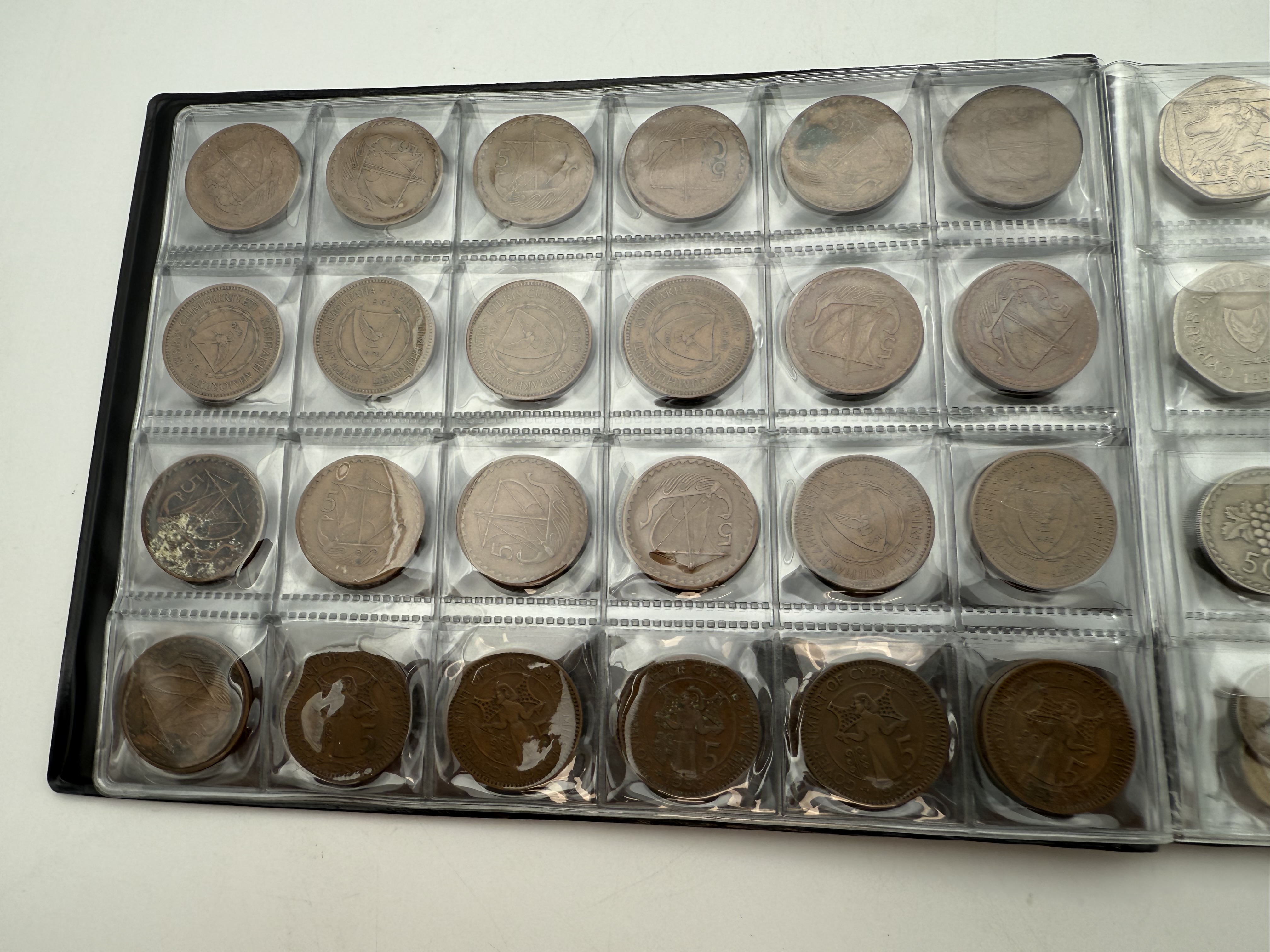 Cyprus - A collection of several hundred coins arranged in a special coin album, various conditions and years - 1 14