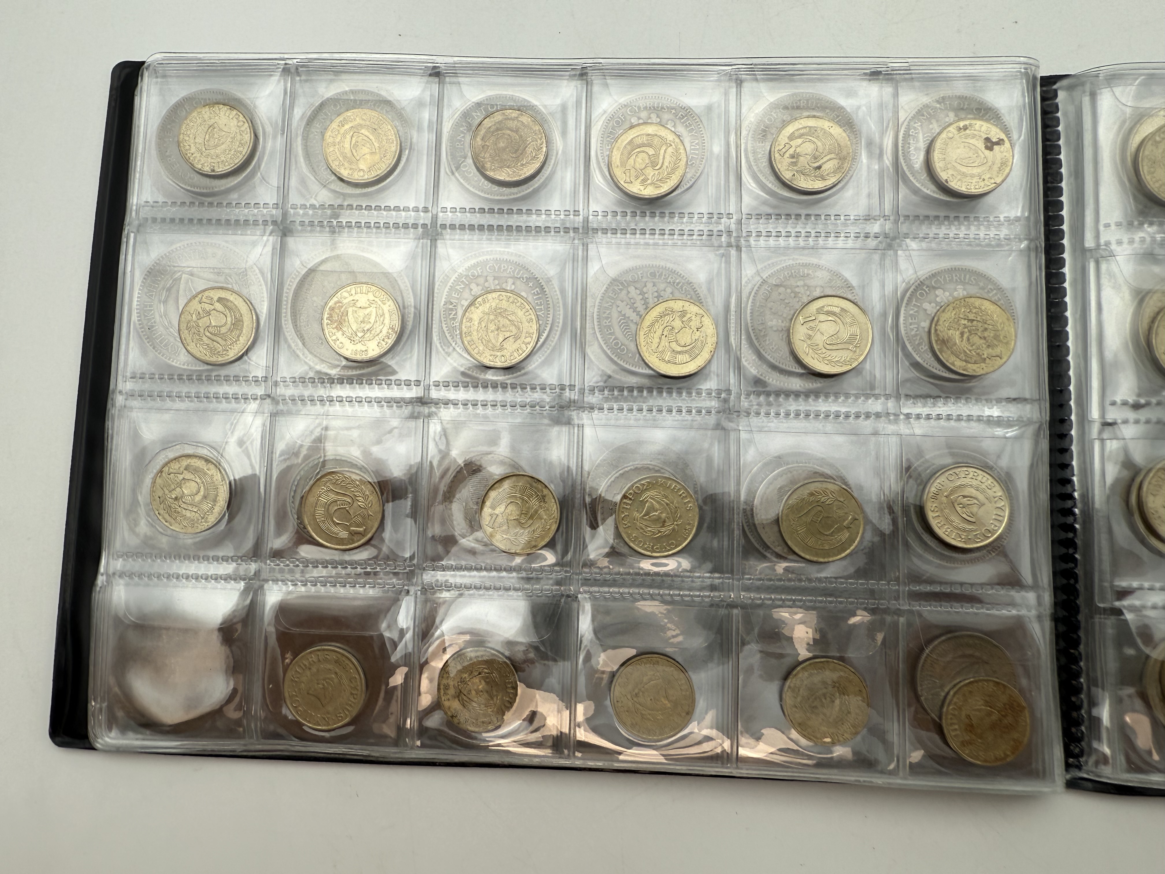 Cyprus - A collection of several hundred coins arranged in a special coin album, various conditions and years - 1 2