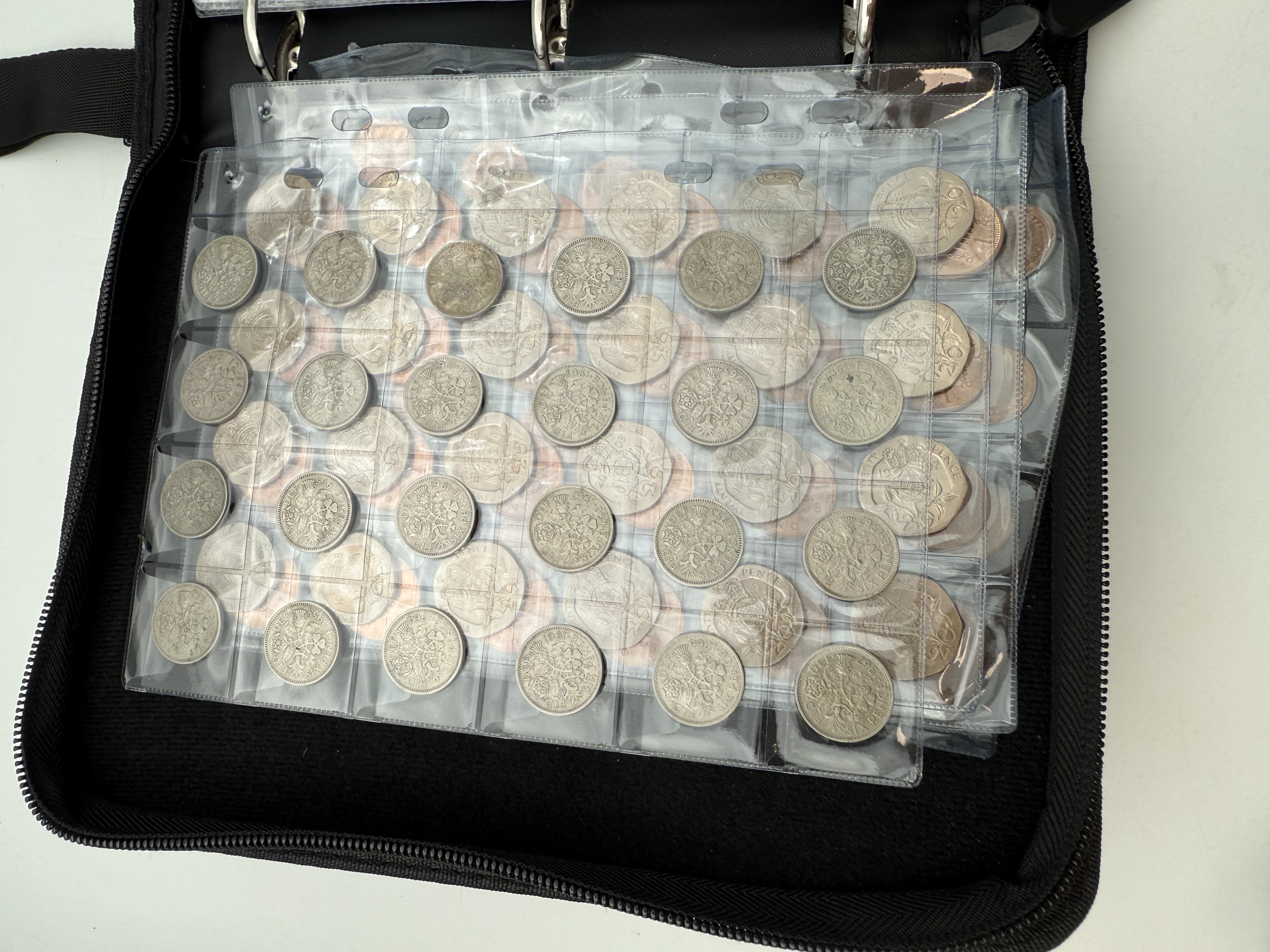 England / Great Britain - A collection of several hundred coins arranged in a special coin album, various ... - 1 39