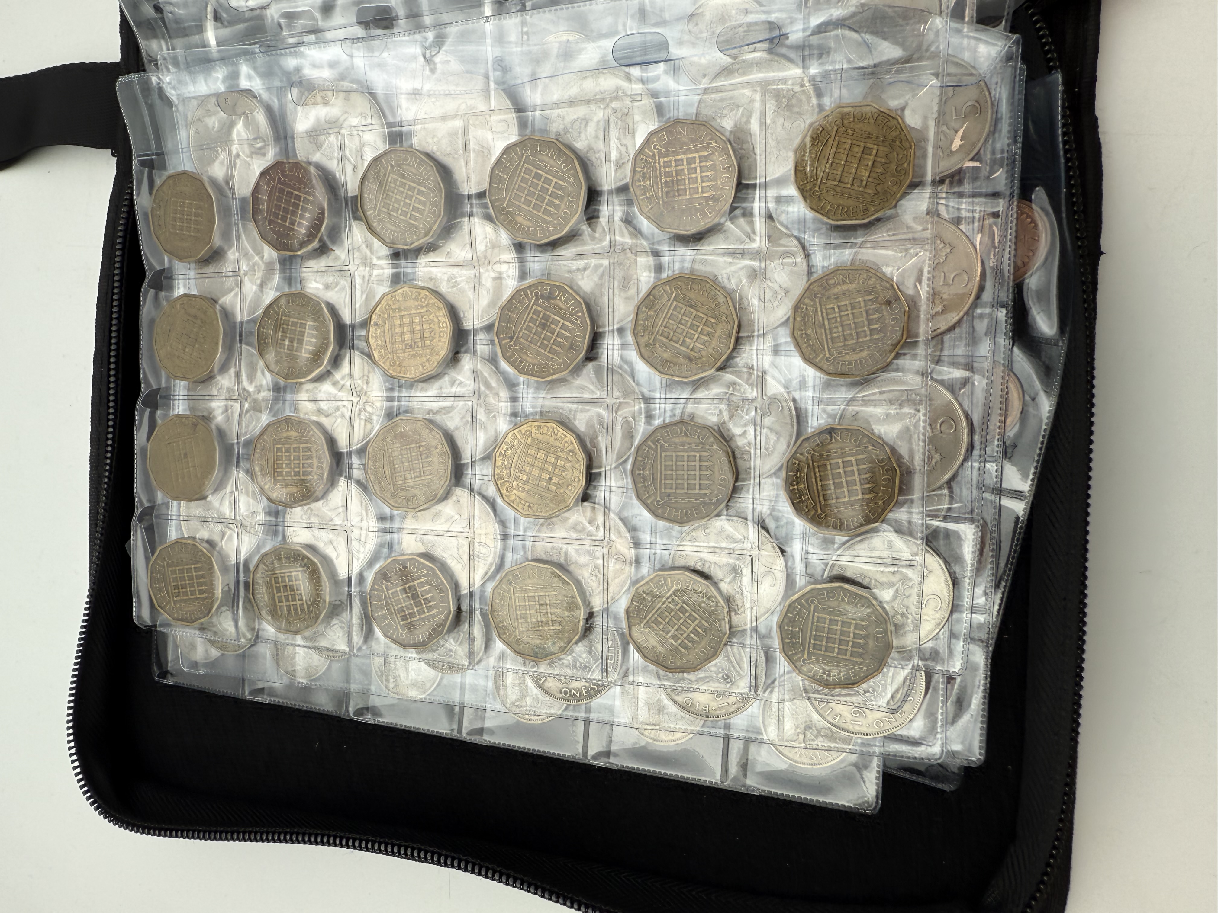 England / Great Britain - A collection of several hundred coins arranged in a special coin album, various ... - 1 11